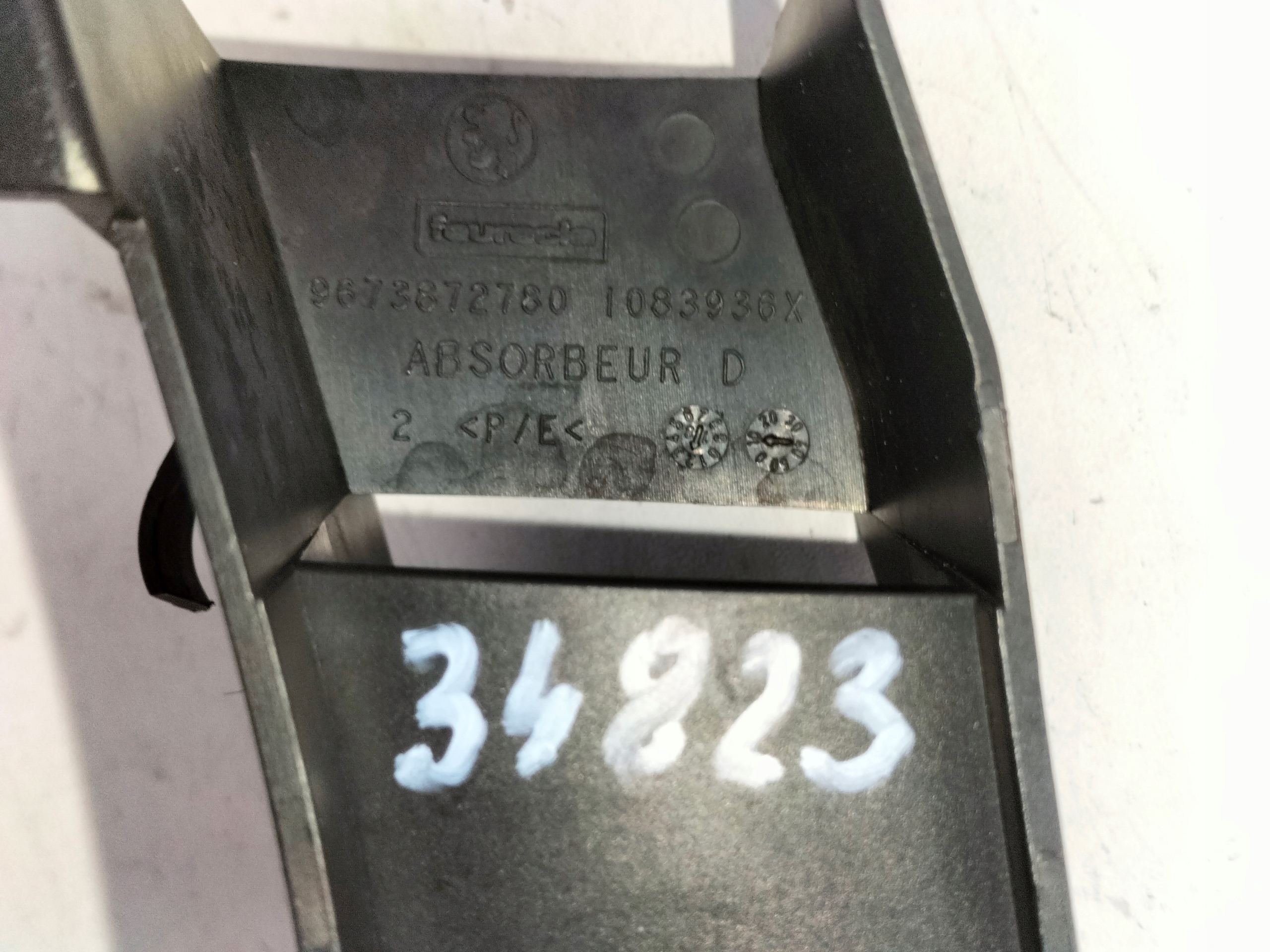 DRZIAK PREDNEHO NARAZNIKA PRAVY PEUGEOT 208 LIFT 15-