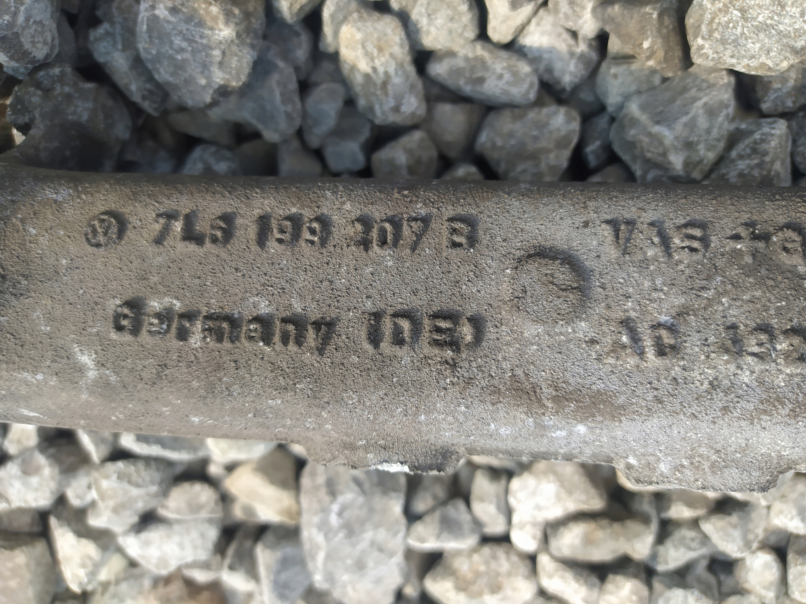 AUDI Q7 4L 7L6199207B DRZIAK MOTORA VÝSTUHA