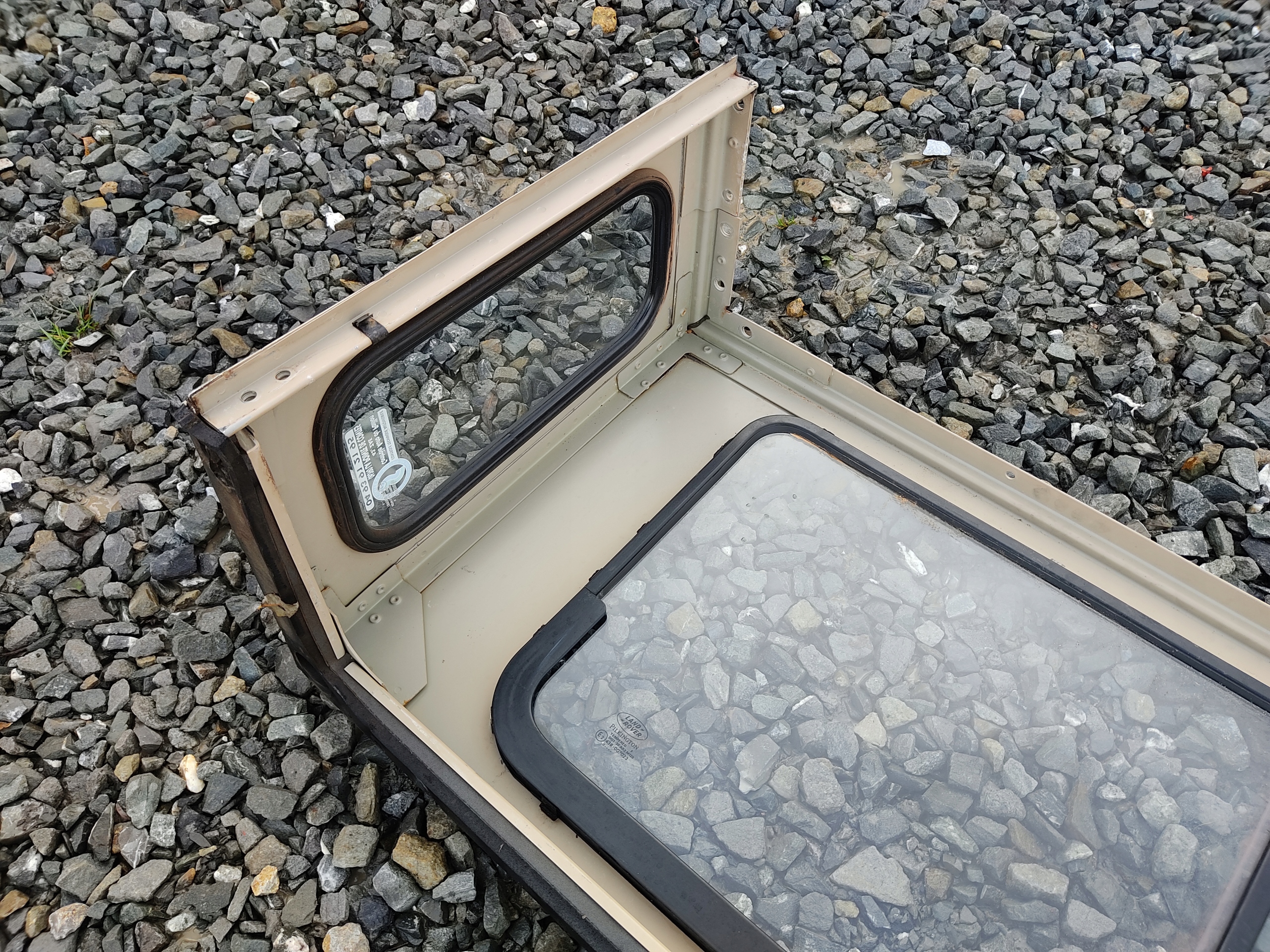 ĽAVÉ ZADNÉ SKLO RÁM DEFENDER 1999-2014