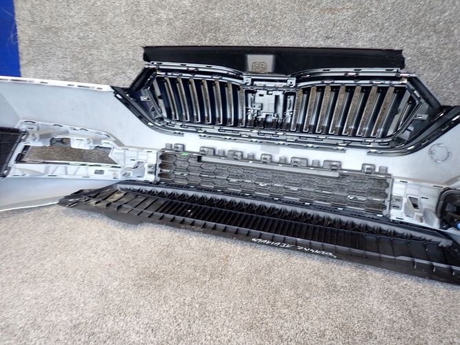 SKODA OCTAVIA IV PREDNÝ NÁRAZNÍK NASÁVANIA VZDUCHU