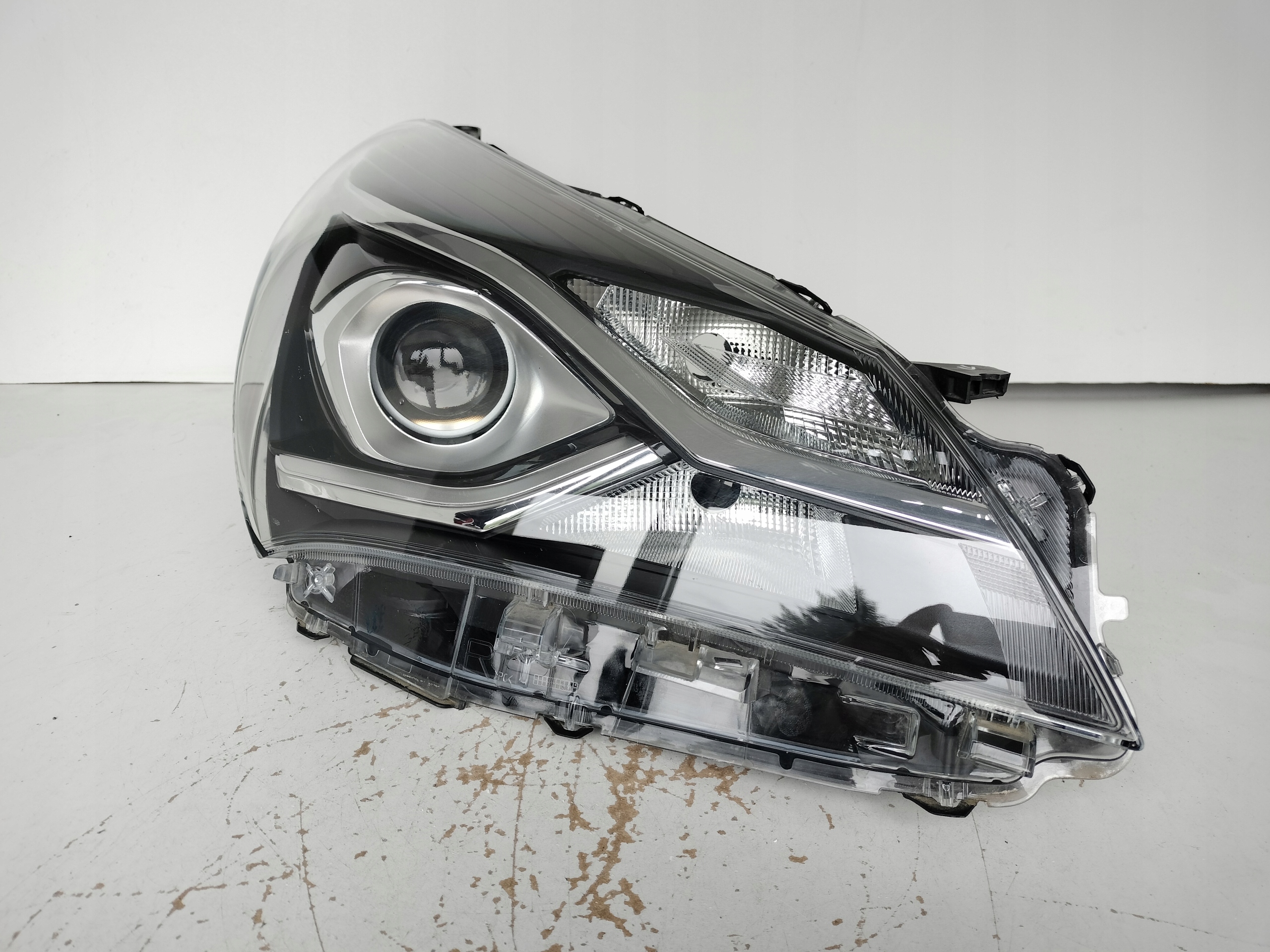 PRAVE PREDNE SVETLO TOYOTA YARIS III 17- LIFT