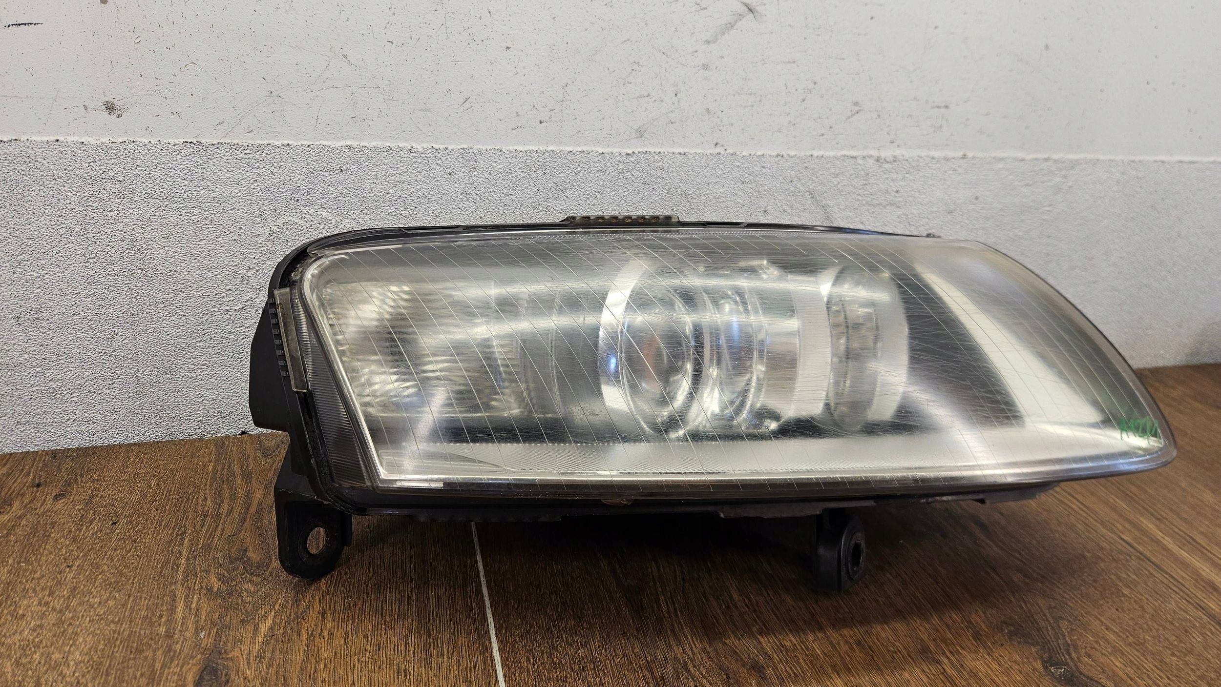 Audi A6 C6 4F 4f0941004 XENON NATACACI PREDNE SVETLO PRAVE ANGLICKA VERZIA