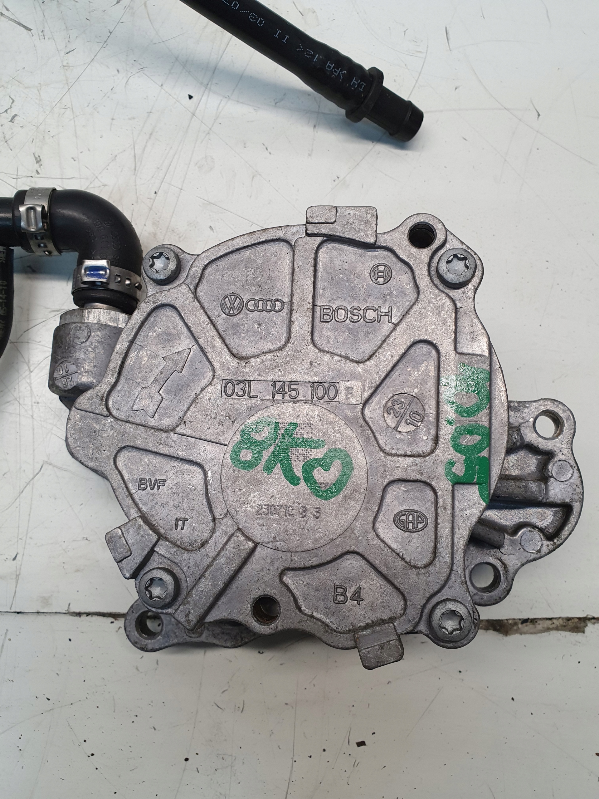 AUDI A4 B8 2.0 TDI VAKUOVA PUMPA 03L145100F