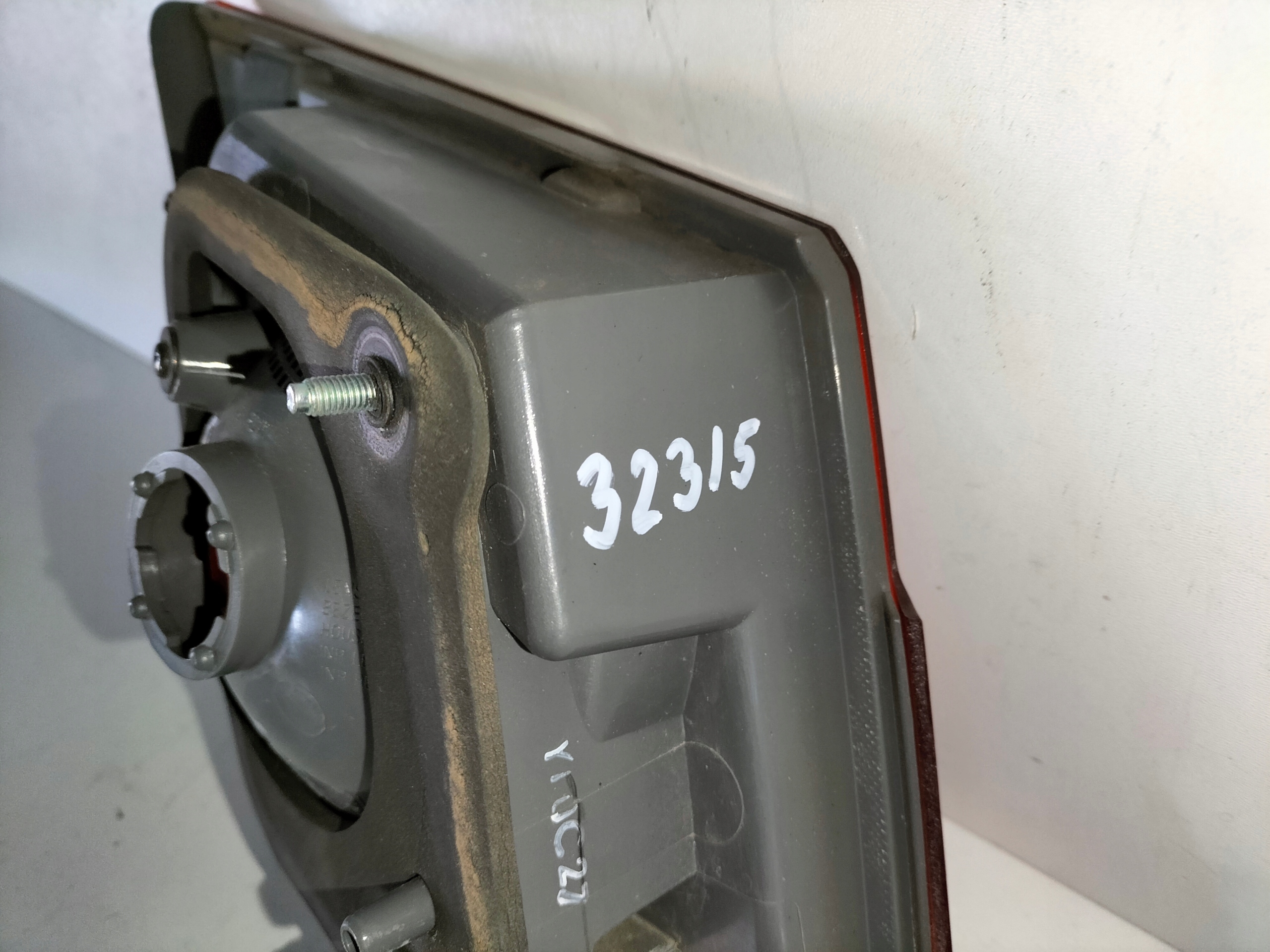 PRAVE ZADNE SVETLO CHEVROLET CRUZE 09- SEDAN VNÚTORNÉ NA KAPOTE