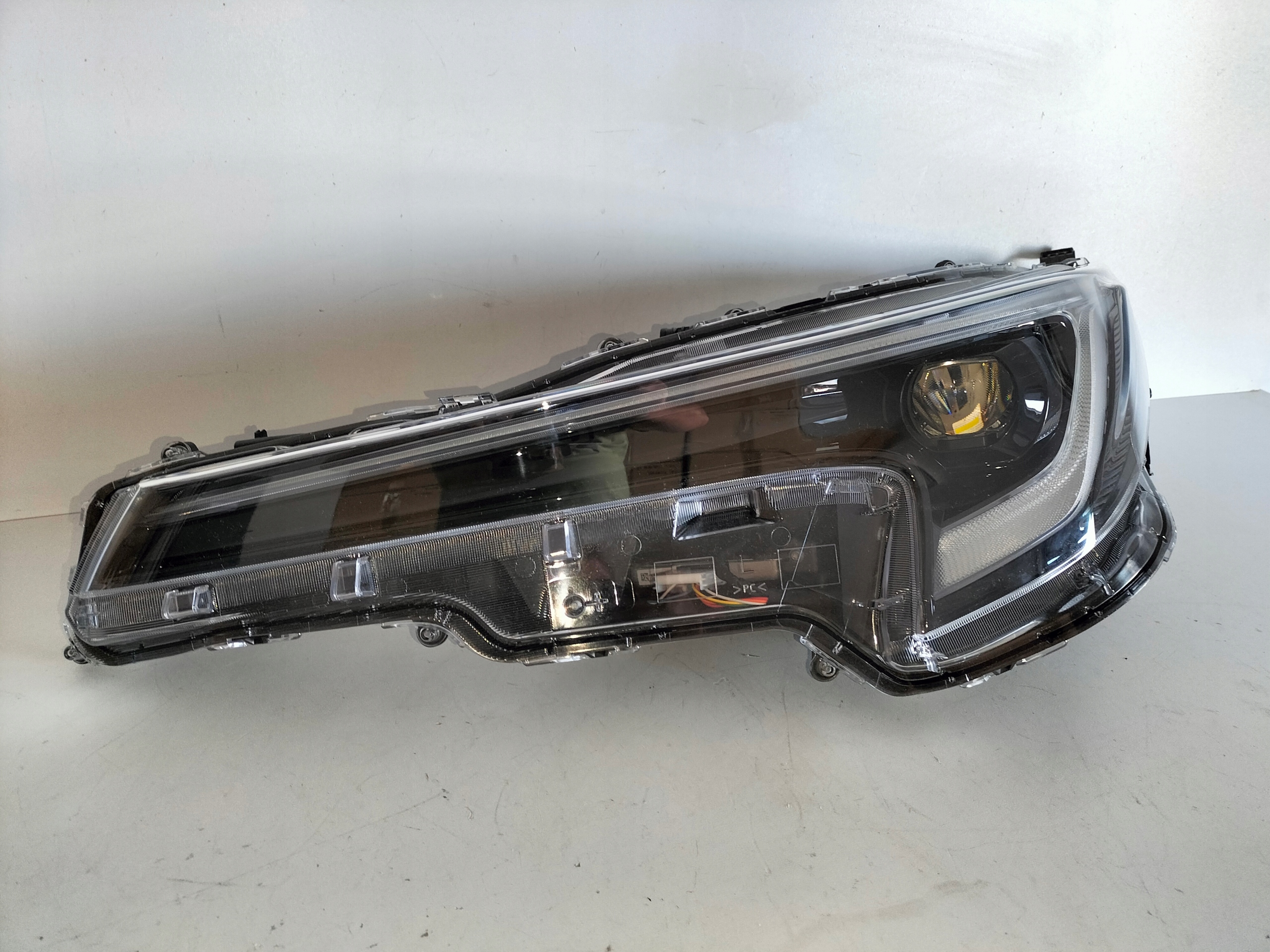 LAVE PREDNE SVETLO TOYOTA COROLLA E21 LIFT 22- HB/KOMBI FULL LED