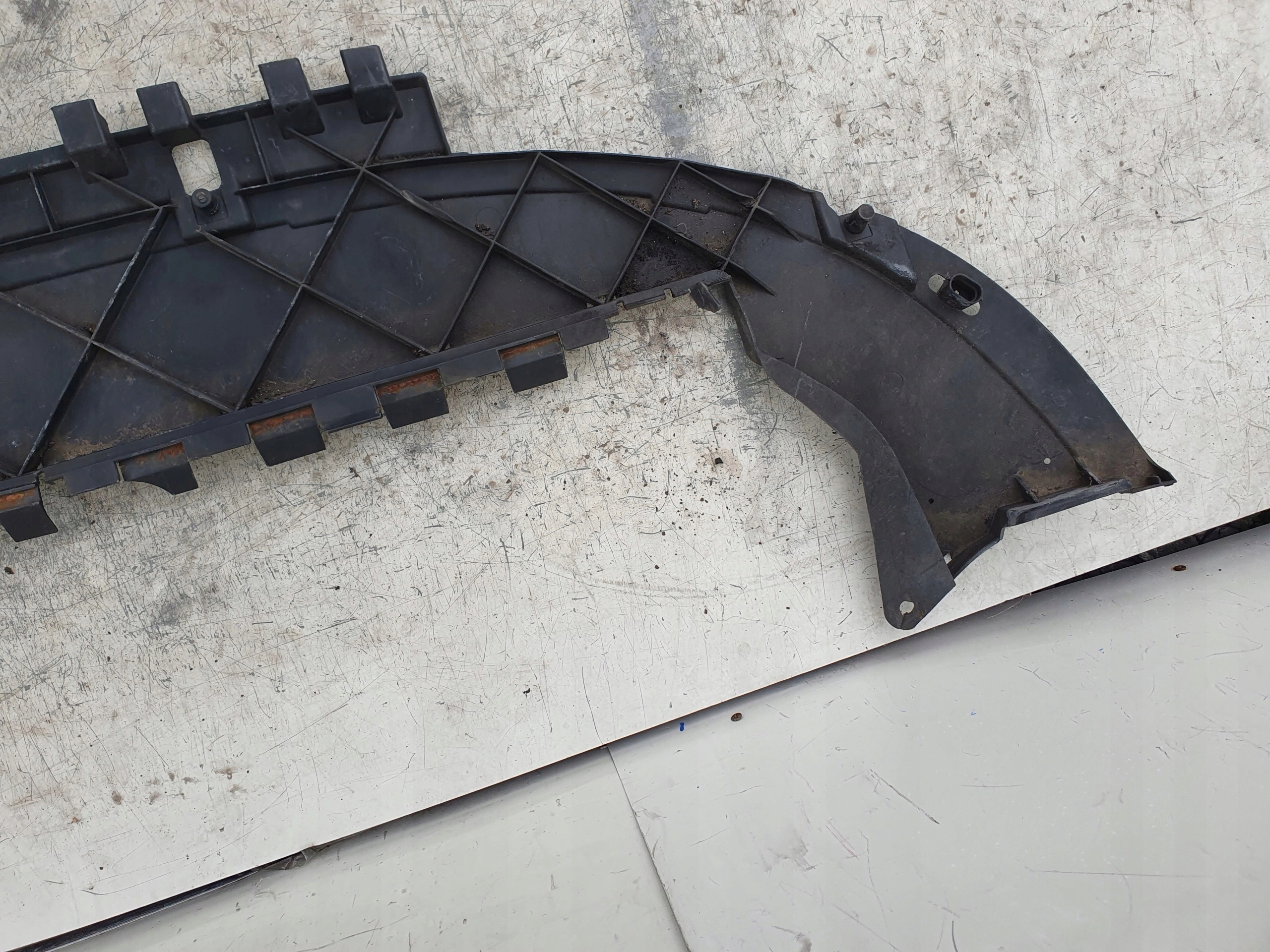 VOLVO S40 V50 SPODNÝ KRYT PREDNÉHO NÁRAZNÍKA 30744925