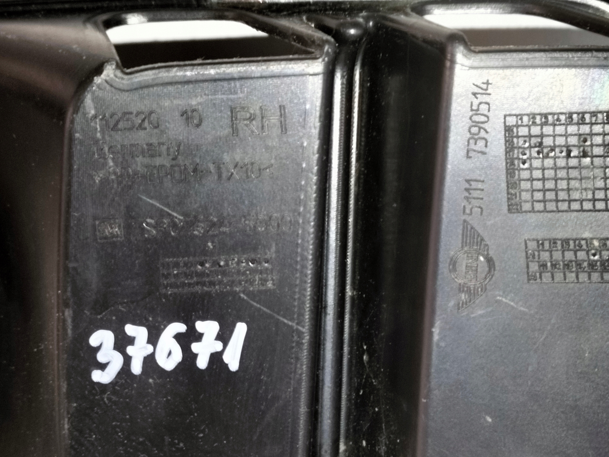 KRYTKA MRIEZKA PREDNEHO NARAZNIKA PRAVA MINI COUNTRYMAN S F60 17-