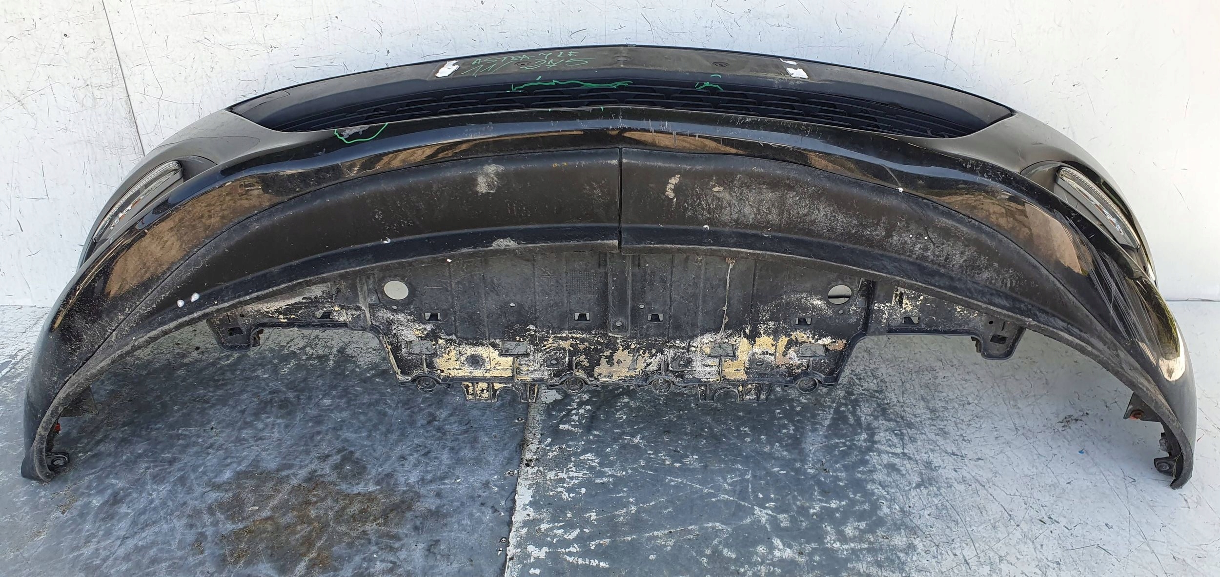 Opel Astra J LIFT PREDNÝ NÁRAZNÍK 13368660G