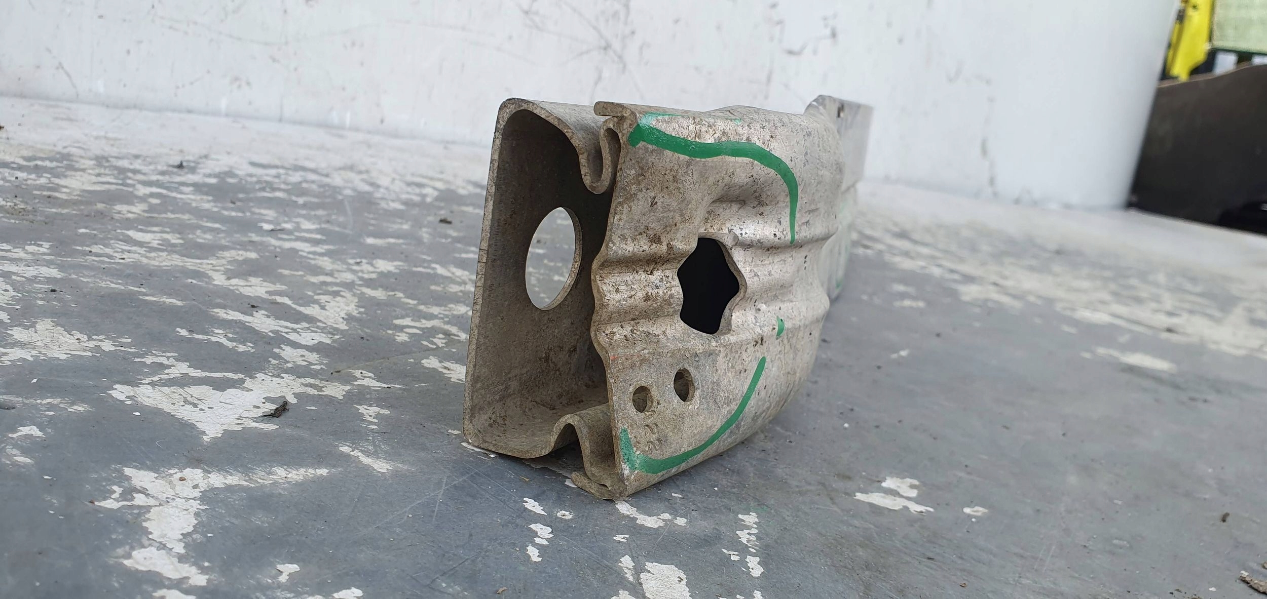 Audi A5 A4 B8 08-012 8K0807113D VYSTUHA PREDNEHO NARAZNIKA