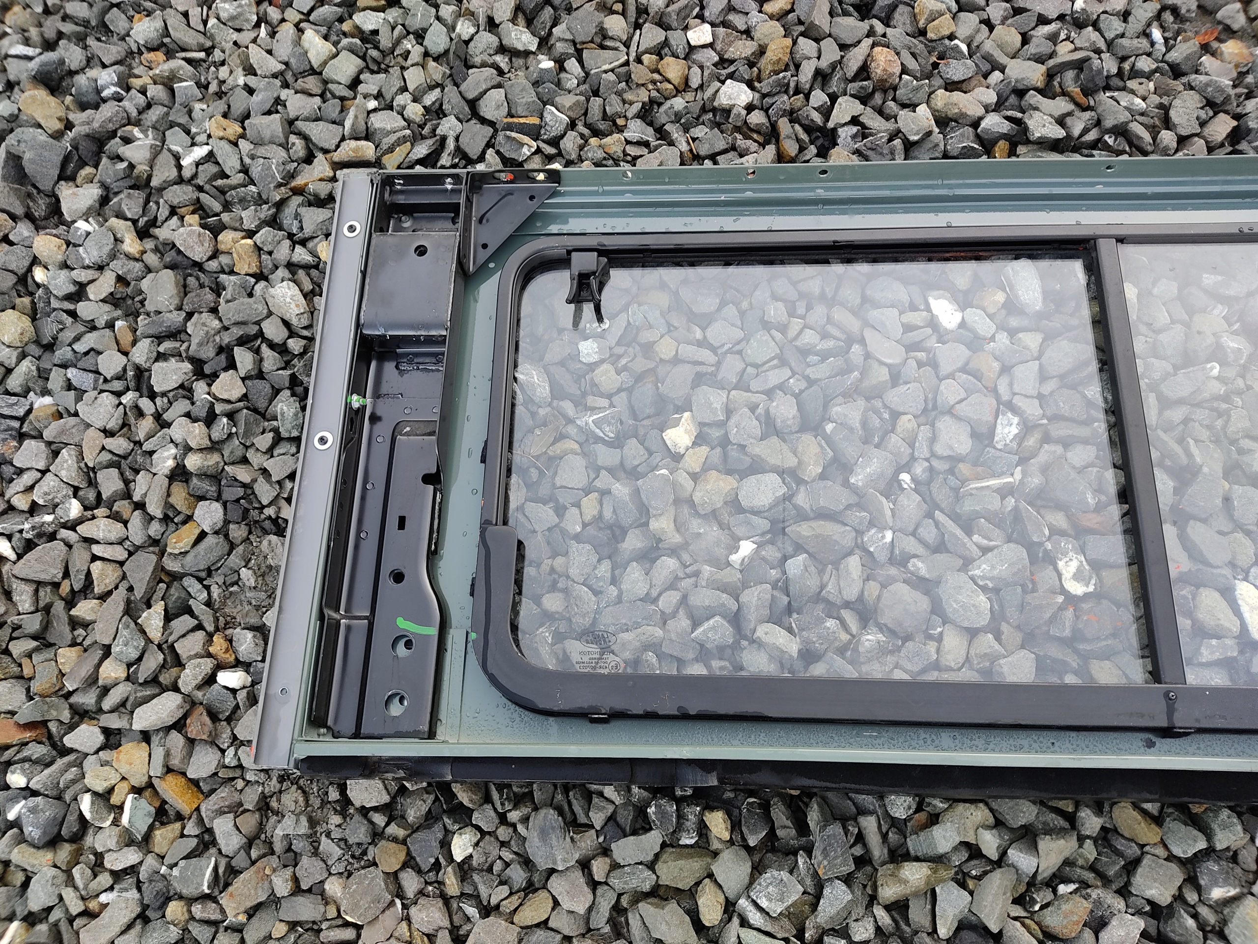 PRAVÉ ZADNÉ SKLO RÁM DEFENDER 1999-2014