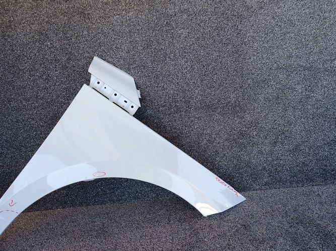 SKODA ENYAQ PRAVY PREDNY BLATNIK