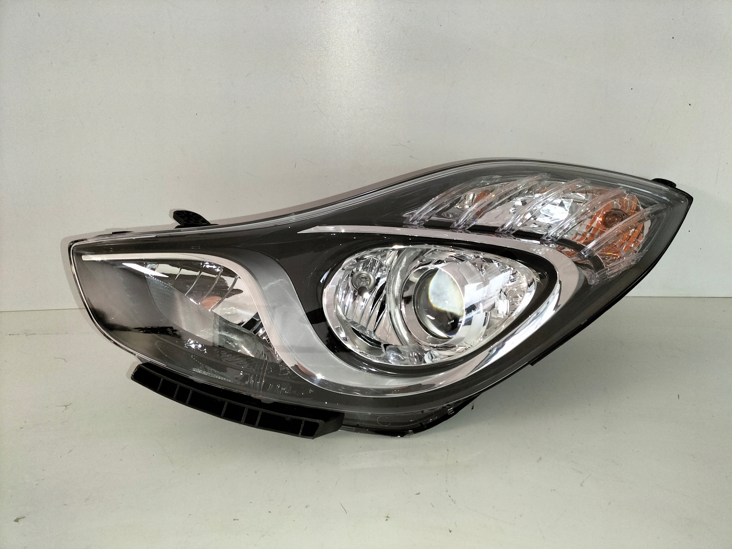 LAVE PREDNE SVETLO HYUNDAI IX20 10-15