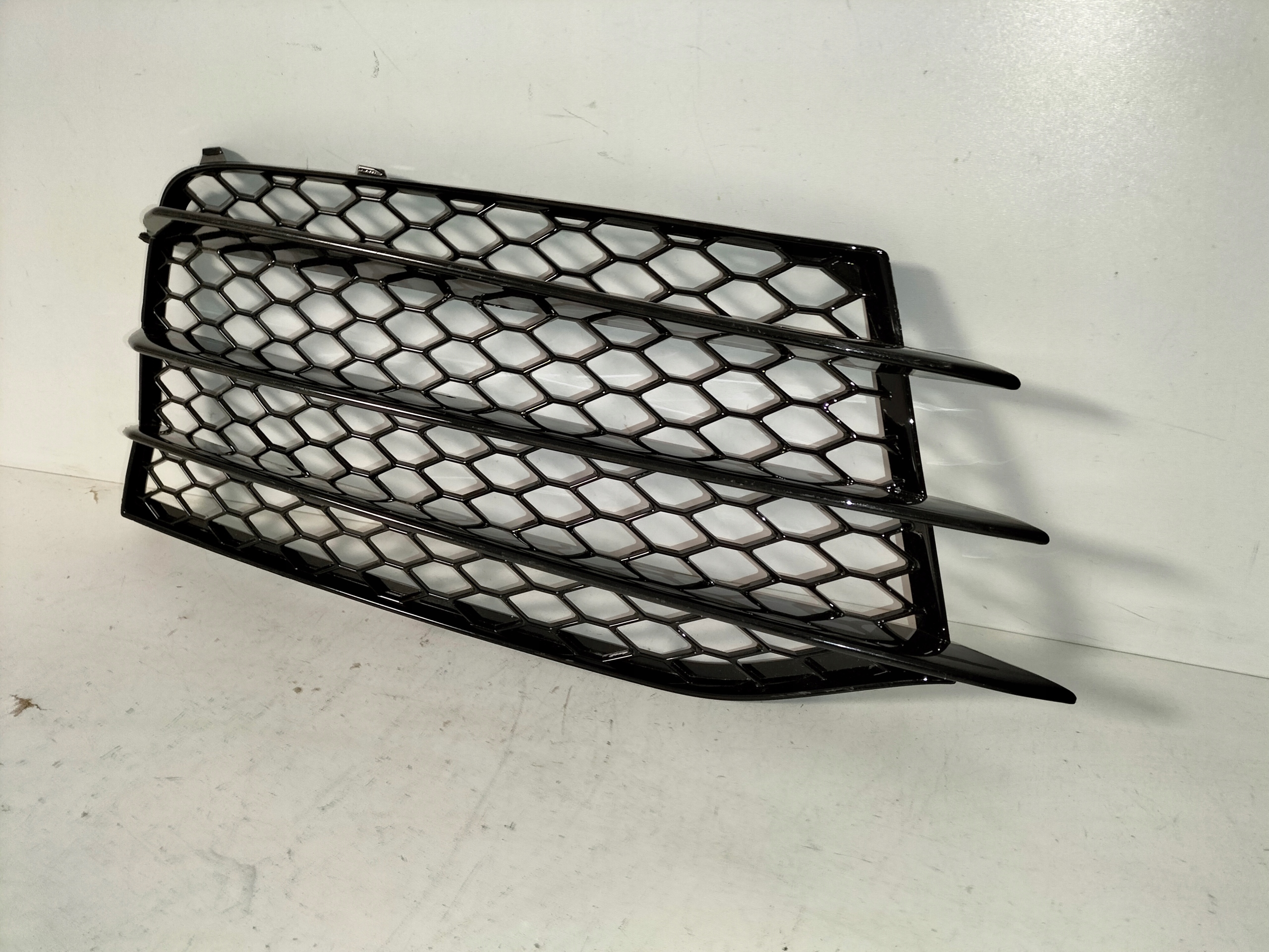 KRYTKA MRIEZKA PREDNEHO NARAZNIKA PRAVA AUDI TT RS 8J 06-14