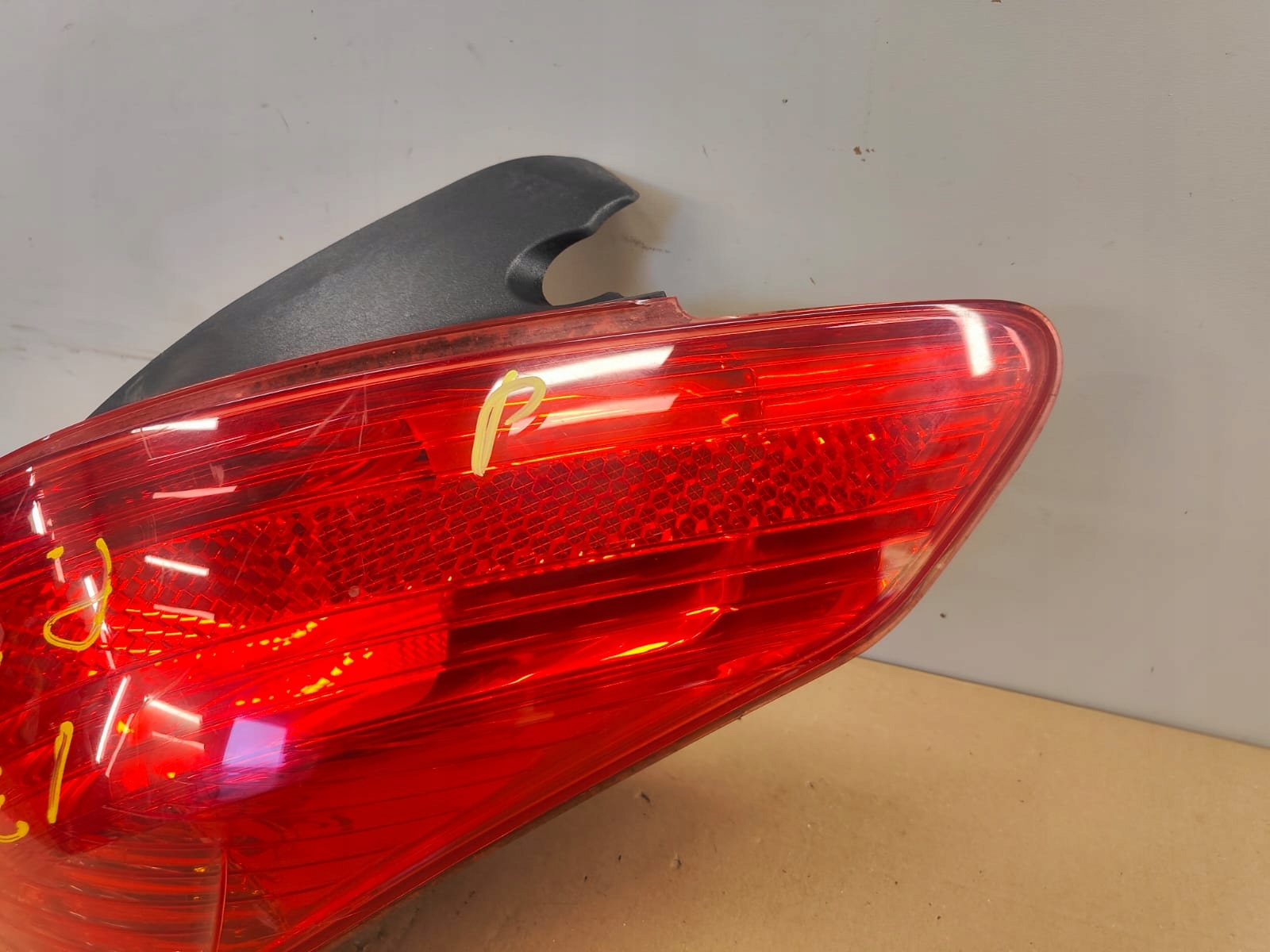 Peugeot 308 9680425880 lift hb 5dr PRAVÉ ZADNÉ SVETLO