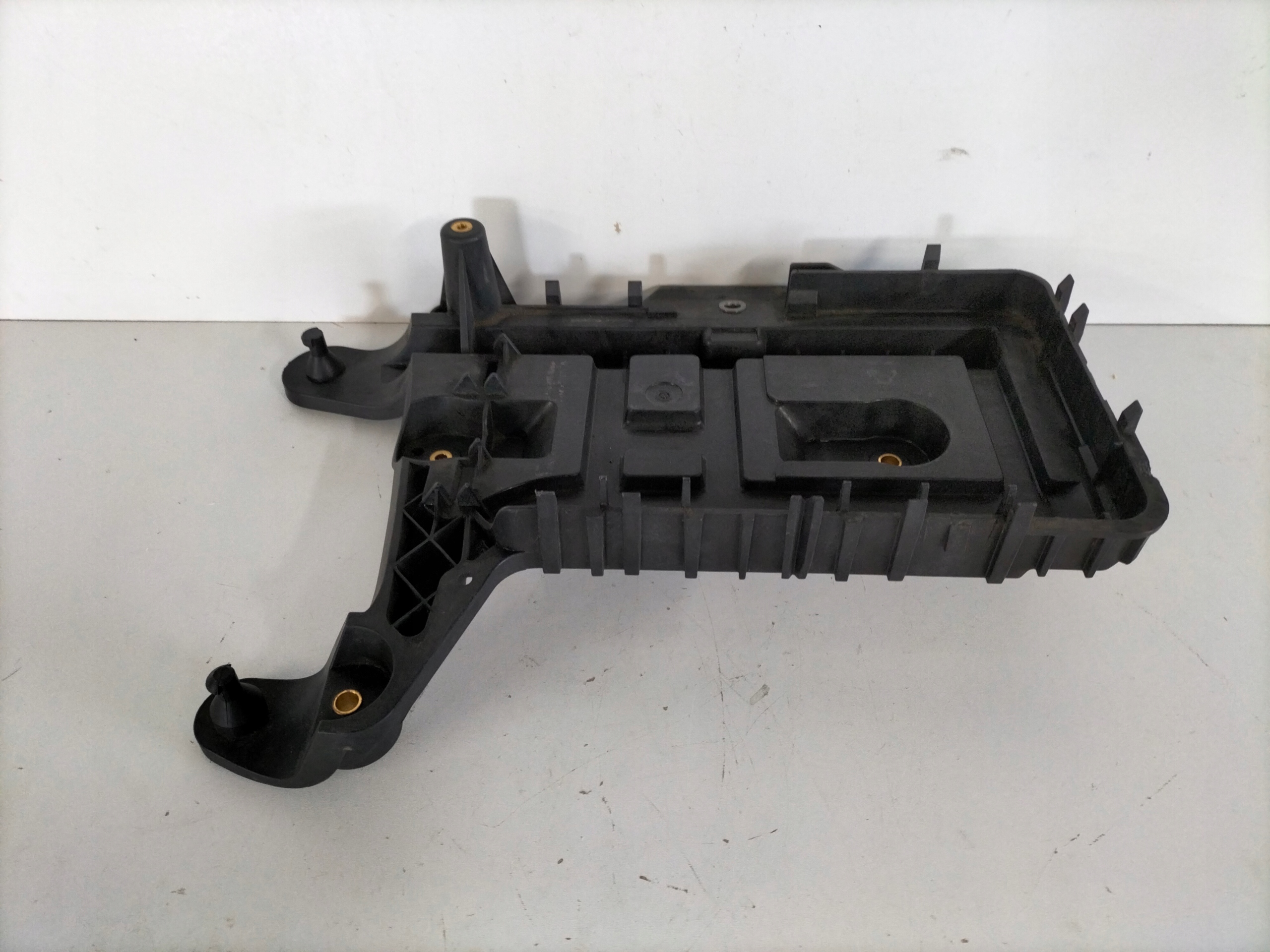 DRZIAK AUTOBATERIE VW GOLF 5 V 03- GOLF 6 VI 08-