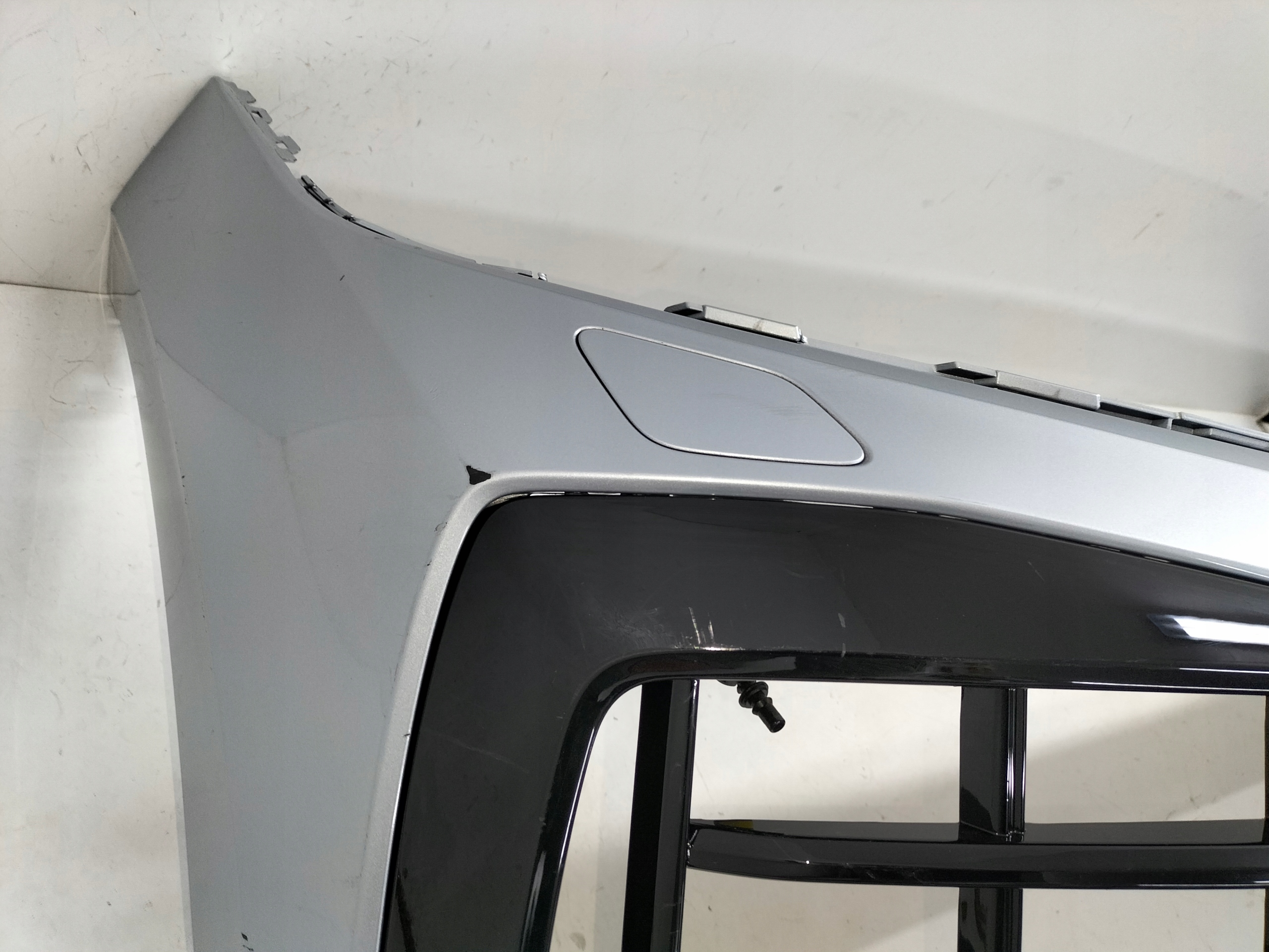 PREDNÝ NÁRAZNÍK VW TOUAREG III LIFT 23-