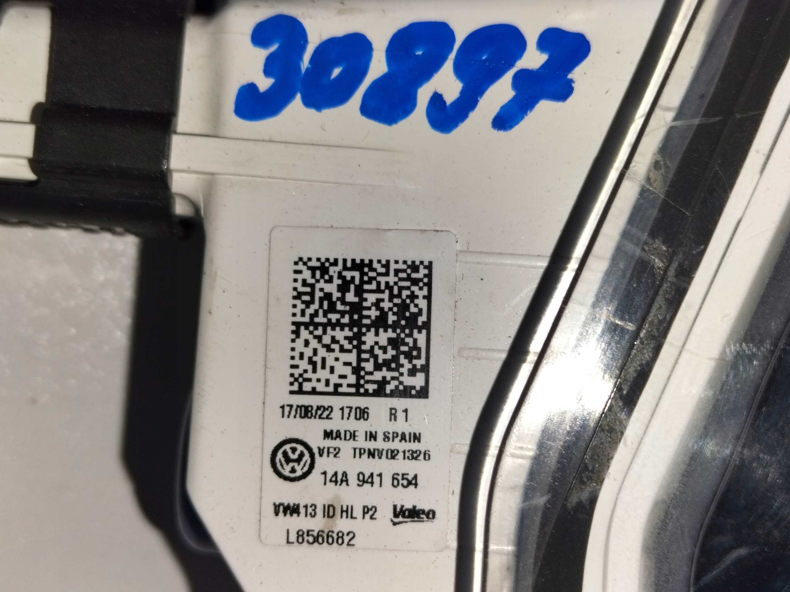 PRAVÉ PREDNÉ LED SVETLO V MASKE VW ID7 23-