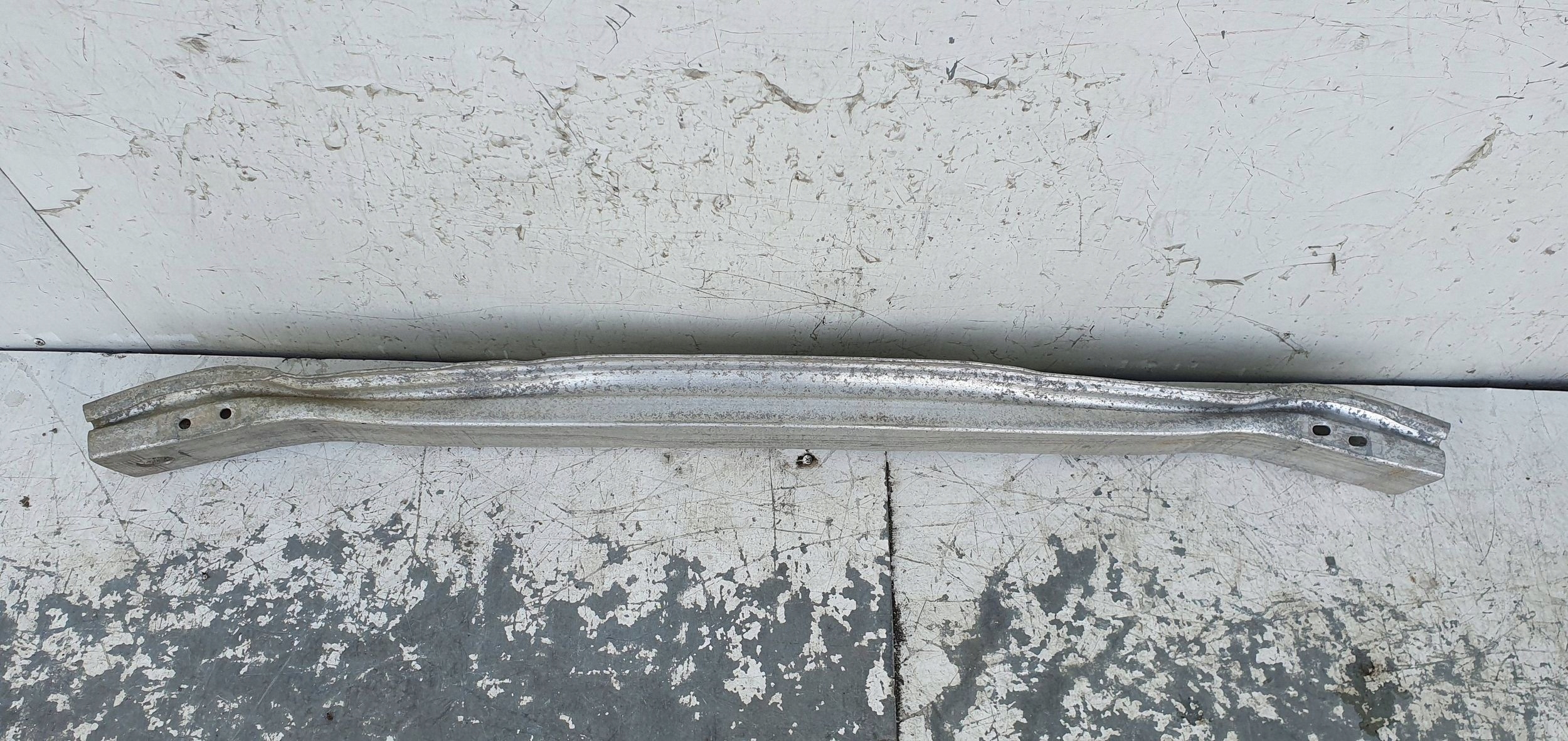 Audi A5 A4 B8 08-012 8K0807113D VYSTUHA PREDNEHO NARAZNIKA