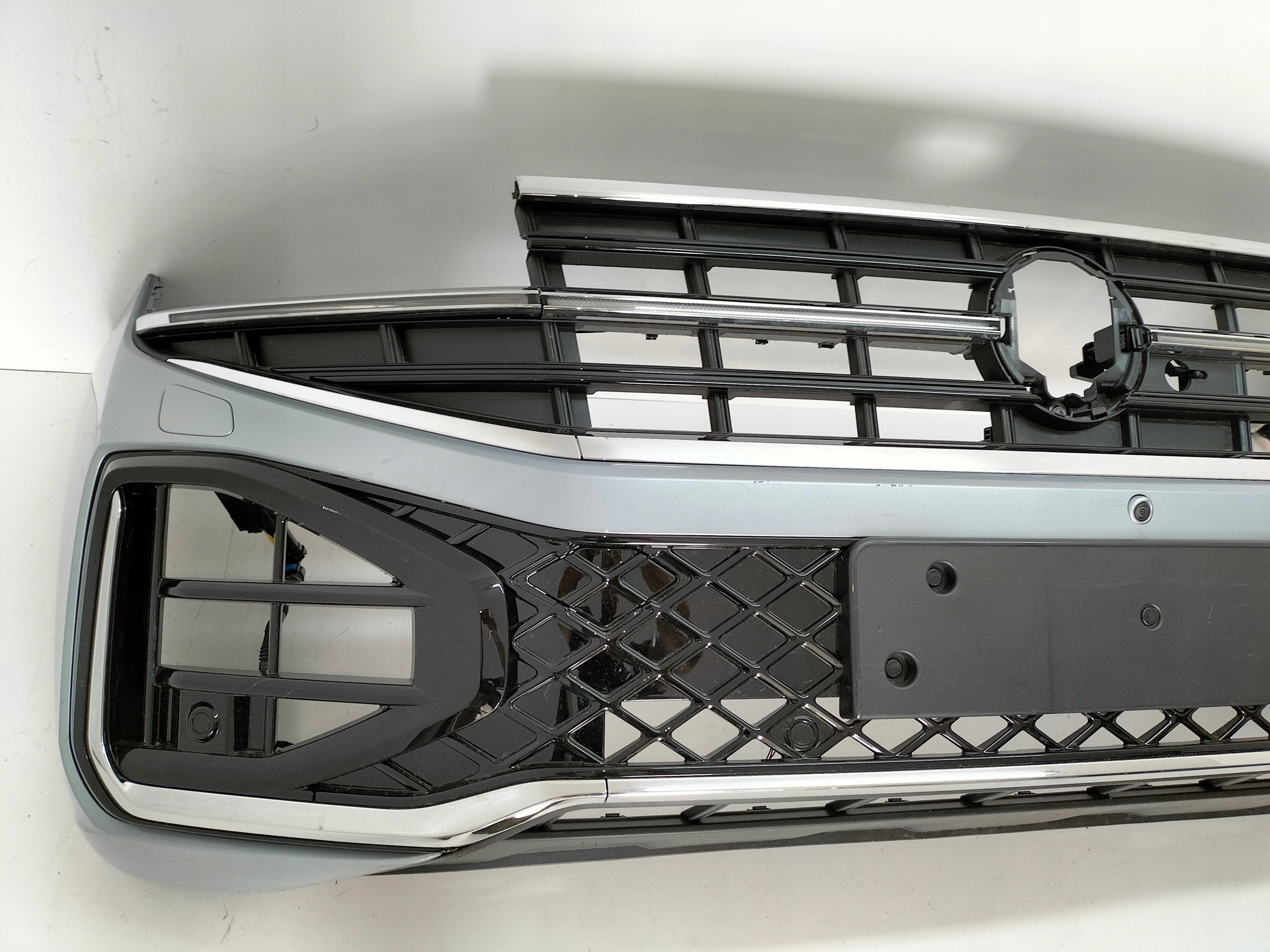 PREDNÝ NÁRAZNÍK VW TOUAREG III LIFT 23- R-LINE
