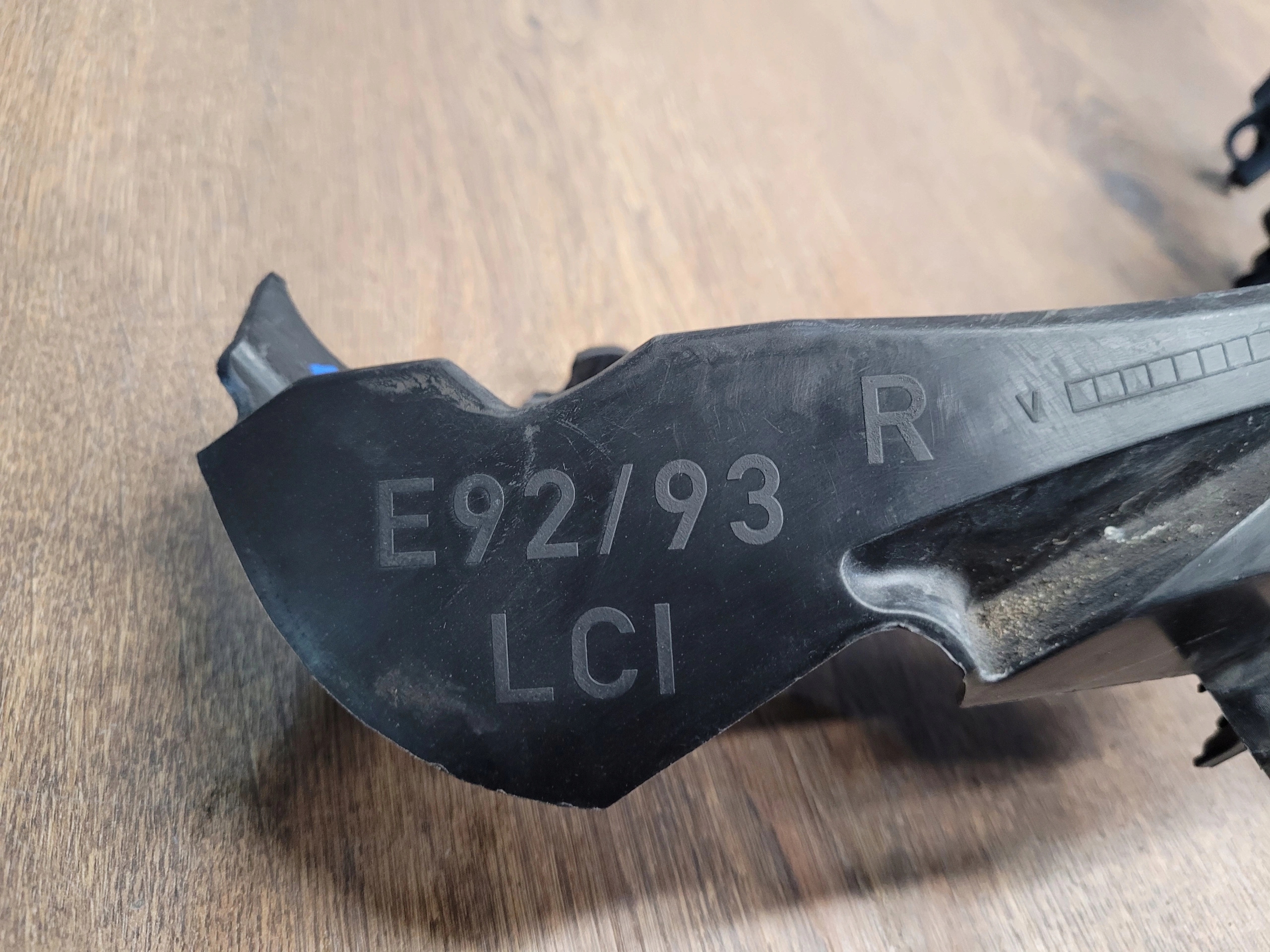 BMW E92 E93 DRŽIAK PRAVÉHO SVETLA OSTREKOVAC 7227926
