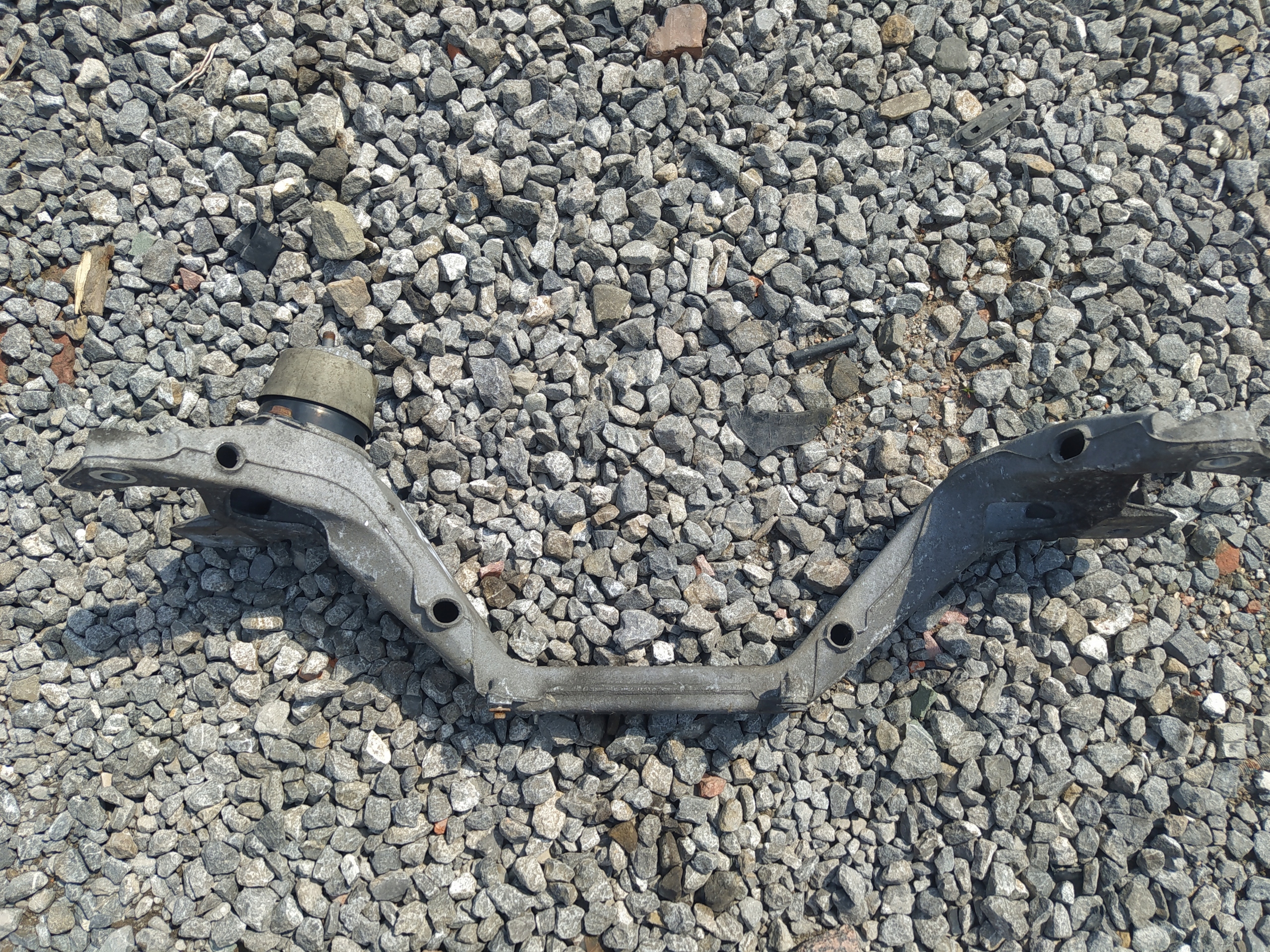 AUDI Q7 4L 7L6199207B DRZIAK MOTORA VÝSTUHA