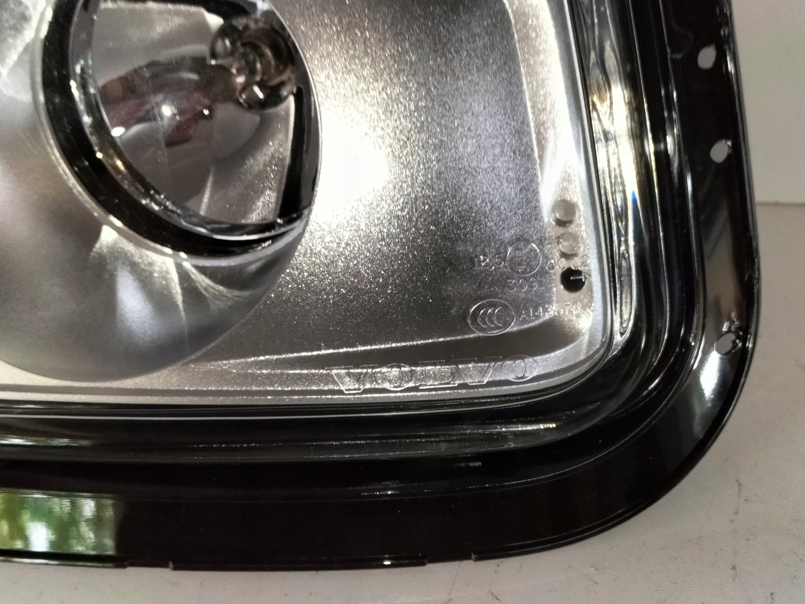ĽAVE VRCHNÉ SVETLO VOLVO FH4 12-