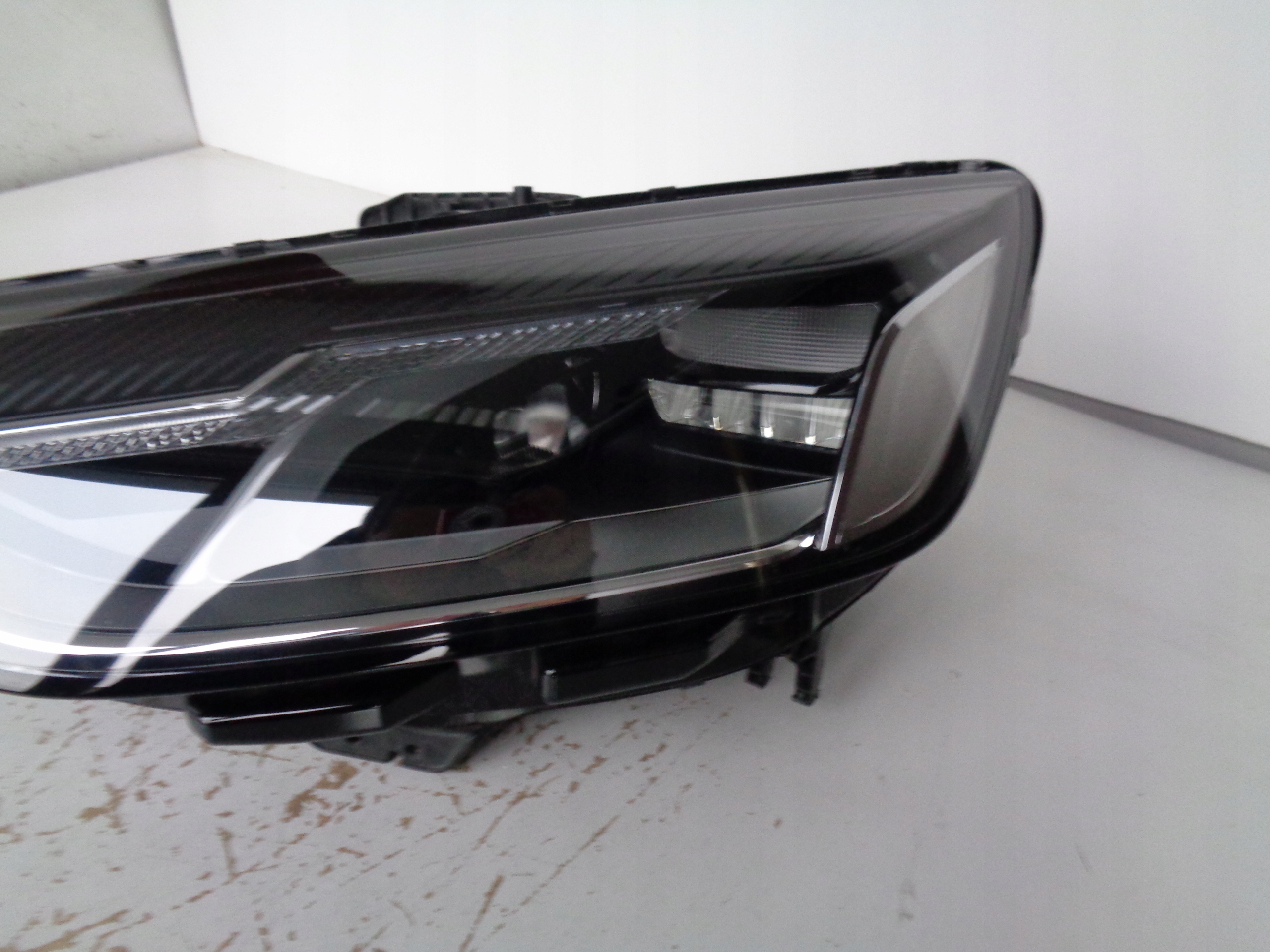 LAVE PREDNE SVETLO AUDI A4 B9 8W 8W0 19- LIFT FULL LED