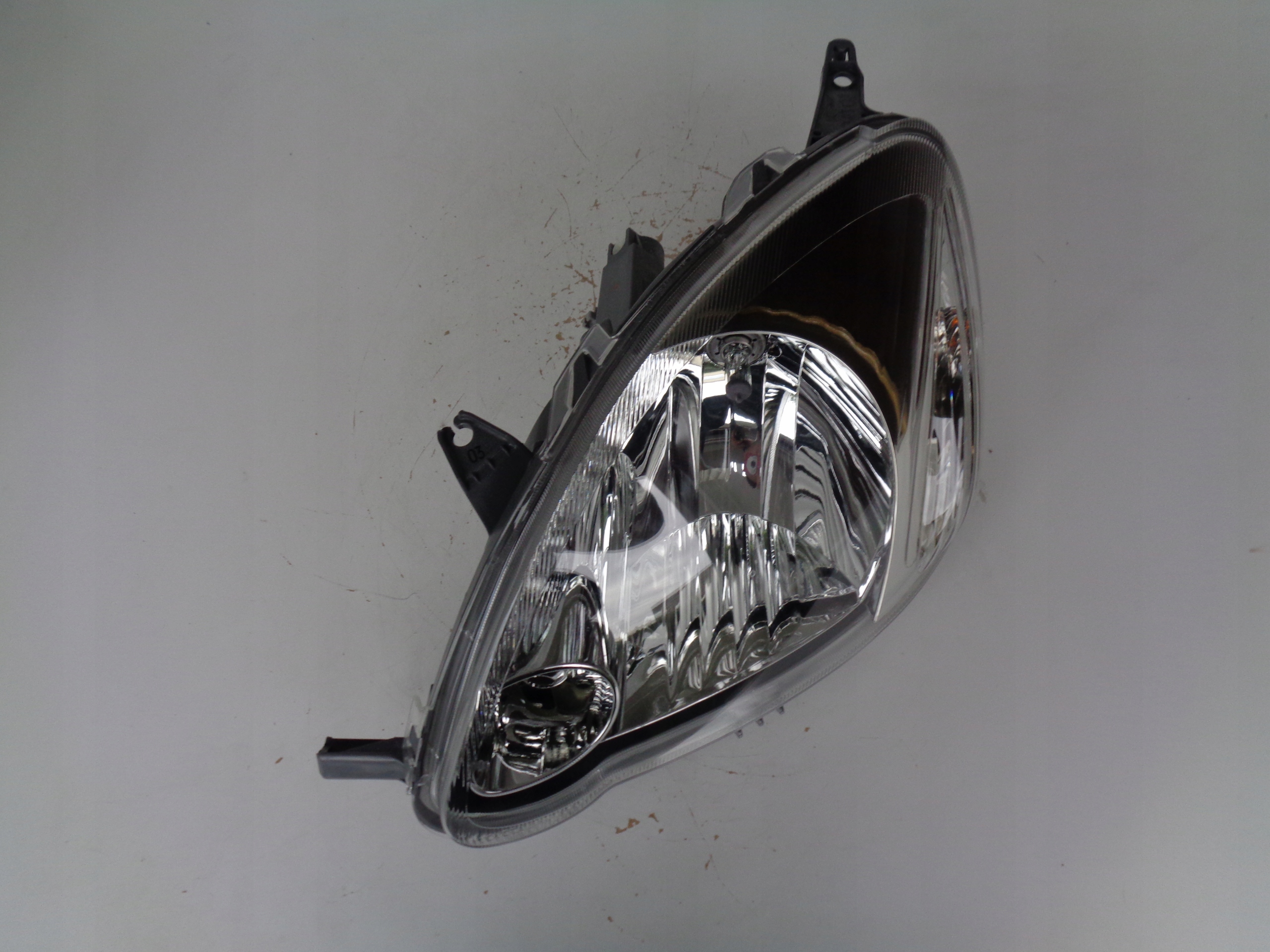 LAVE PREDNE SVETLO TOYOTA YARIS 03- LIFT