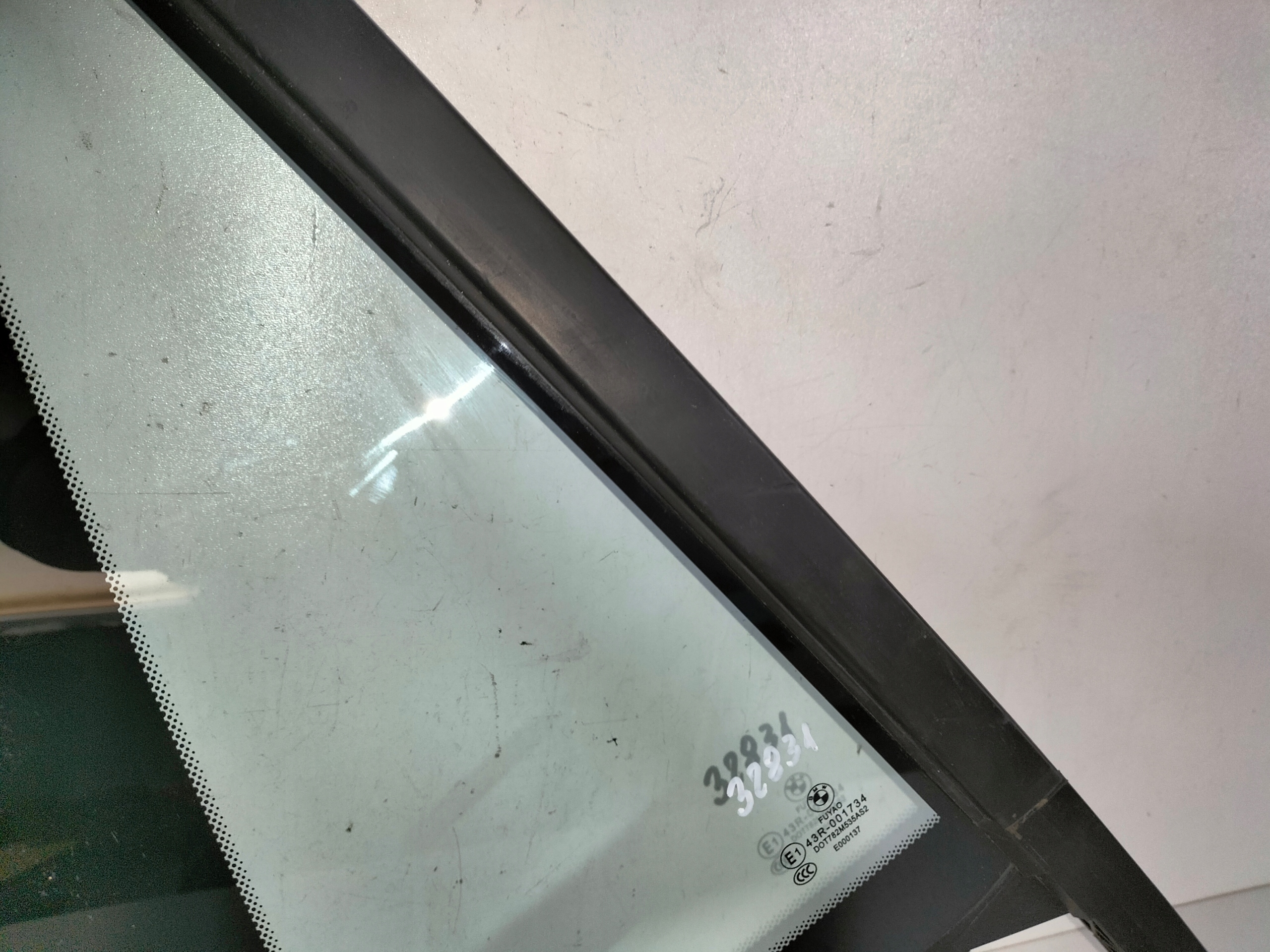 SKLO PRAVÝCH ZADNÝCH DVERÍ TROJUHOLNIK BMW X1 F48 15-