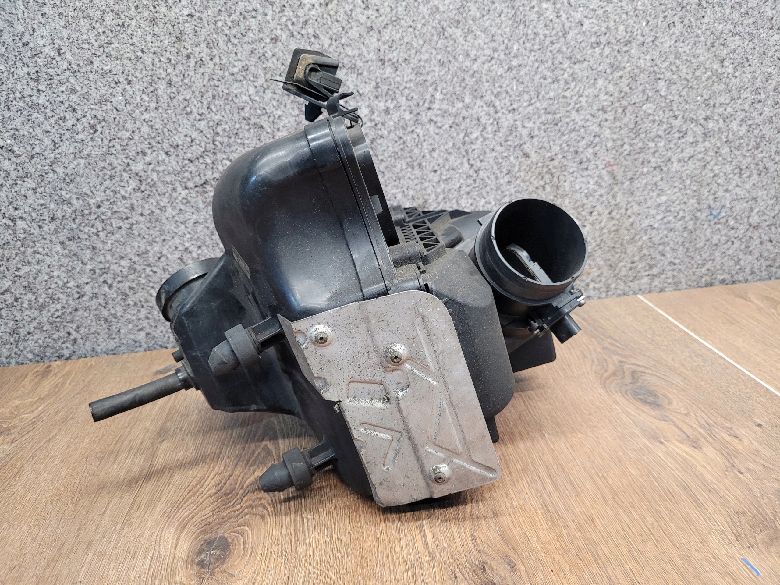 AUDI A4 Q5 A5 OBAL VZDUCHOVÉHO FILTERA 8K0133837AB