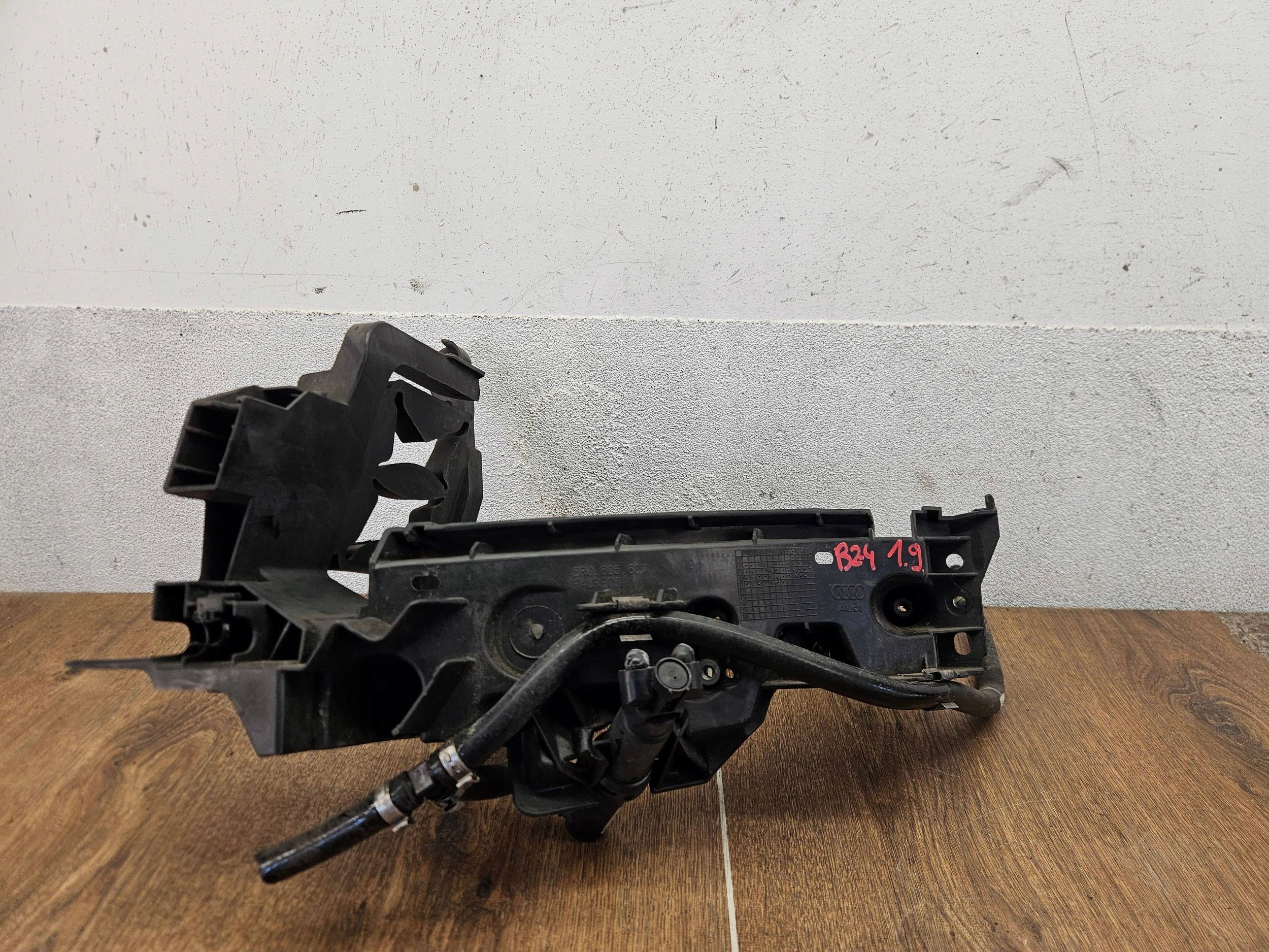 Audi Q5 SQ5 8R0805607 ĽAVÝ DRŽIAK SVETLA OSTREKOVAC