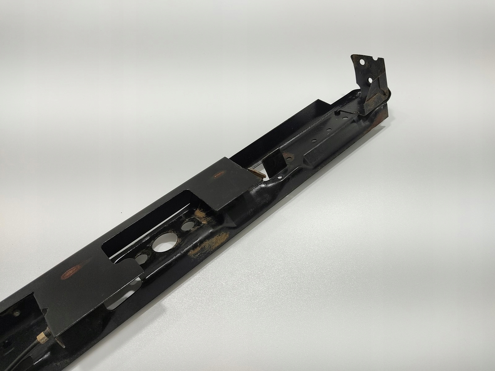 PREDNÉ ČELO VÝSTUHA LAND ROVER DEFENDER TD5 1999-06