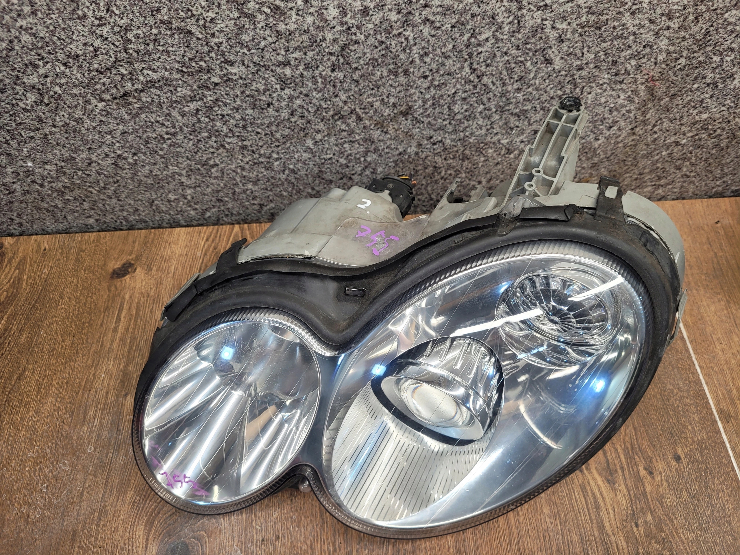 MERCEDES W209 CLK XENON ĽAVÉ PREDNÉ SVETLO