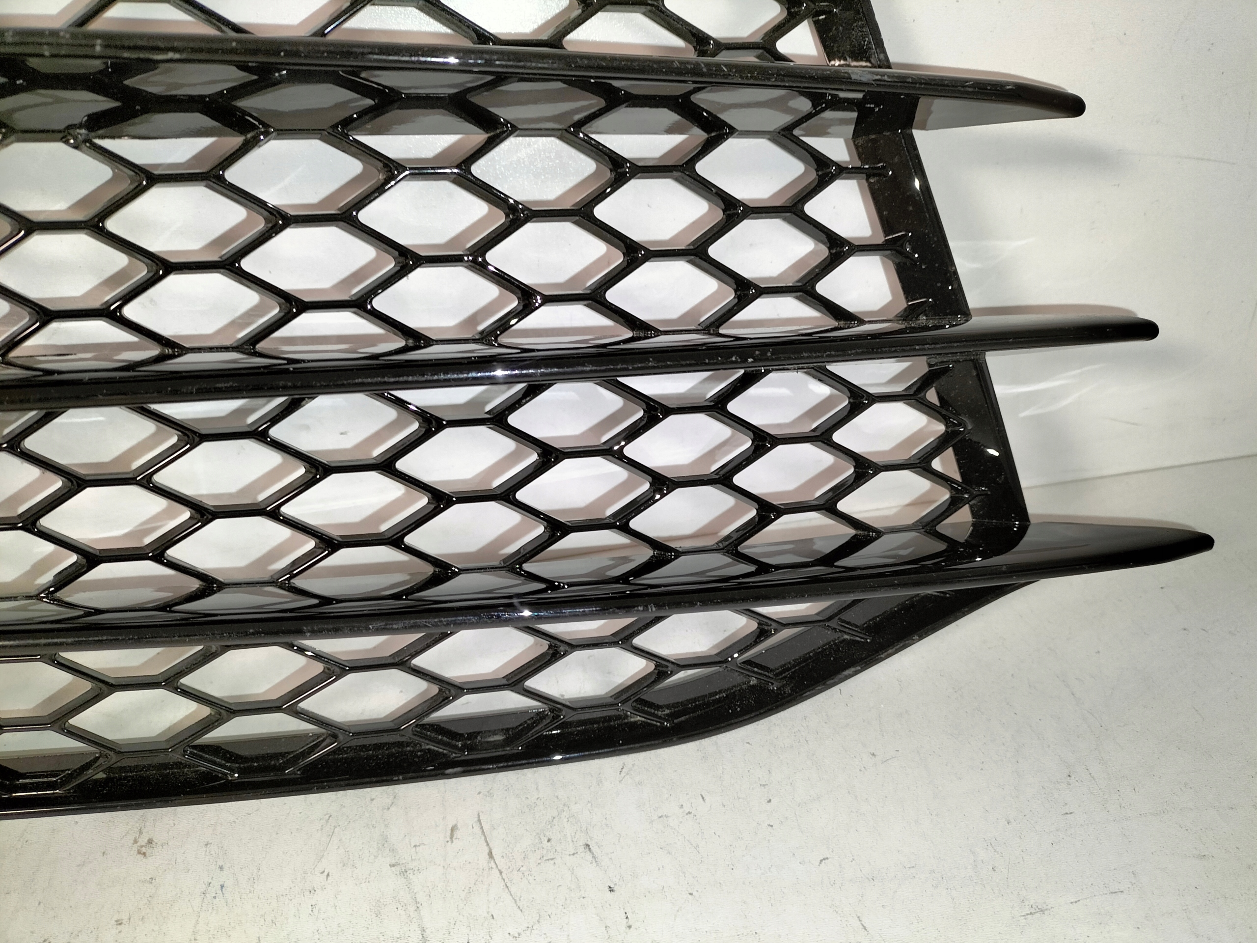 KRYTKA MRIEZKA PREDNEHO NARAZNIKA PRAVA AUDI TT RS 8J 06-14