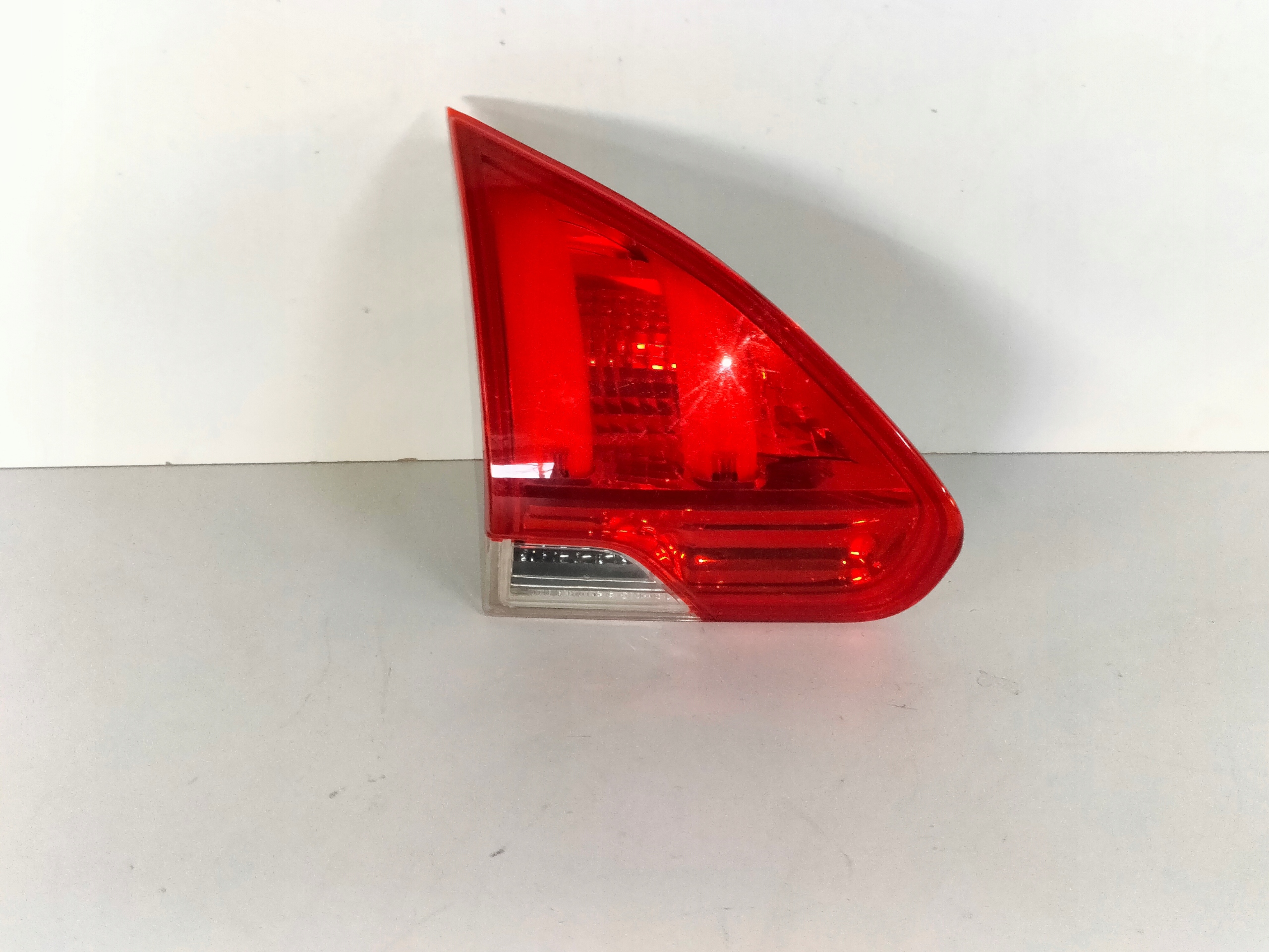 LAVE ZADNE SVETLO PEUGEOT 2008 13-16 VNÚTORNÉ NA KAPOTE