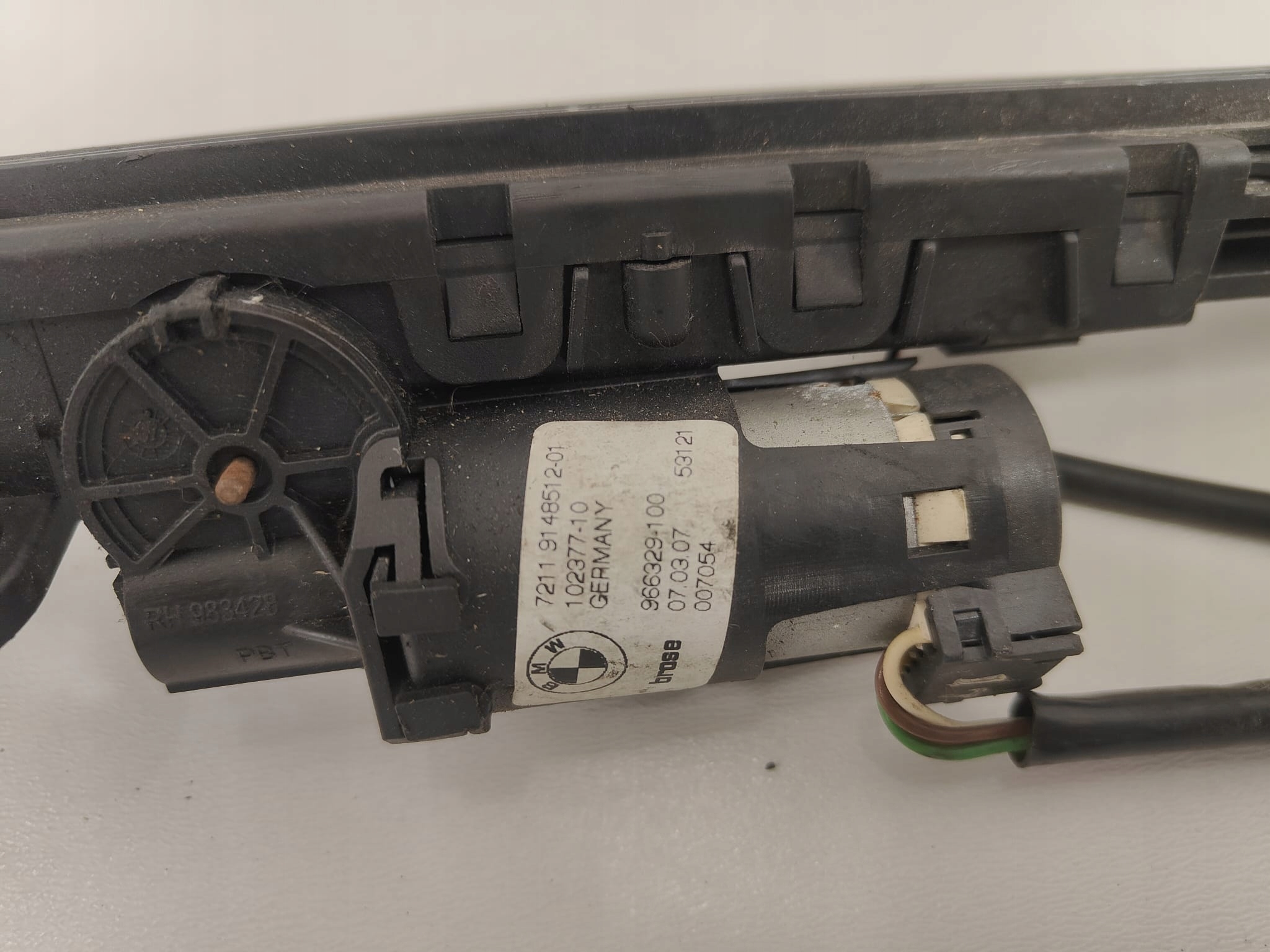 BMW e92 oe 72119148512 PODÁVAČ PÁSU PRAVÝ PREDNÝ