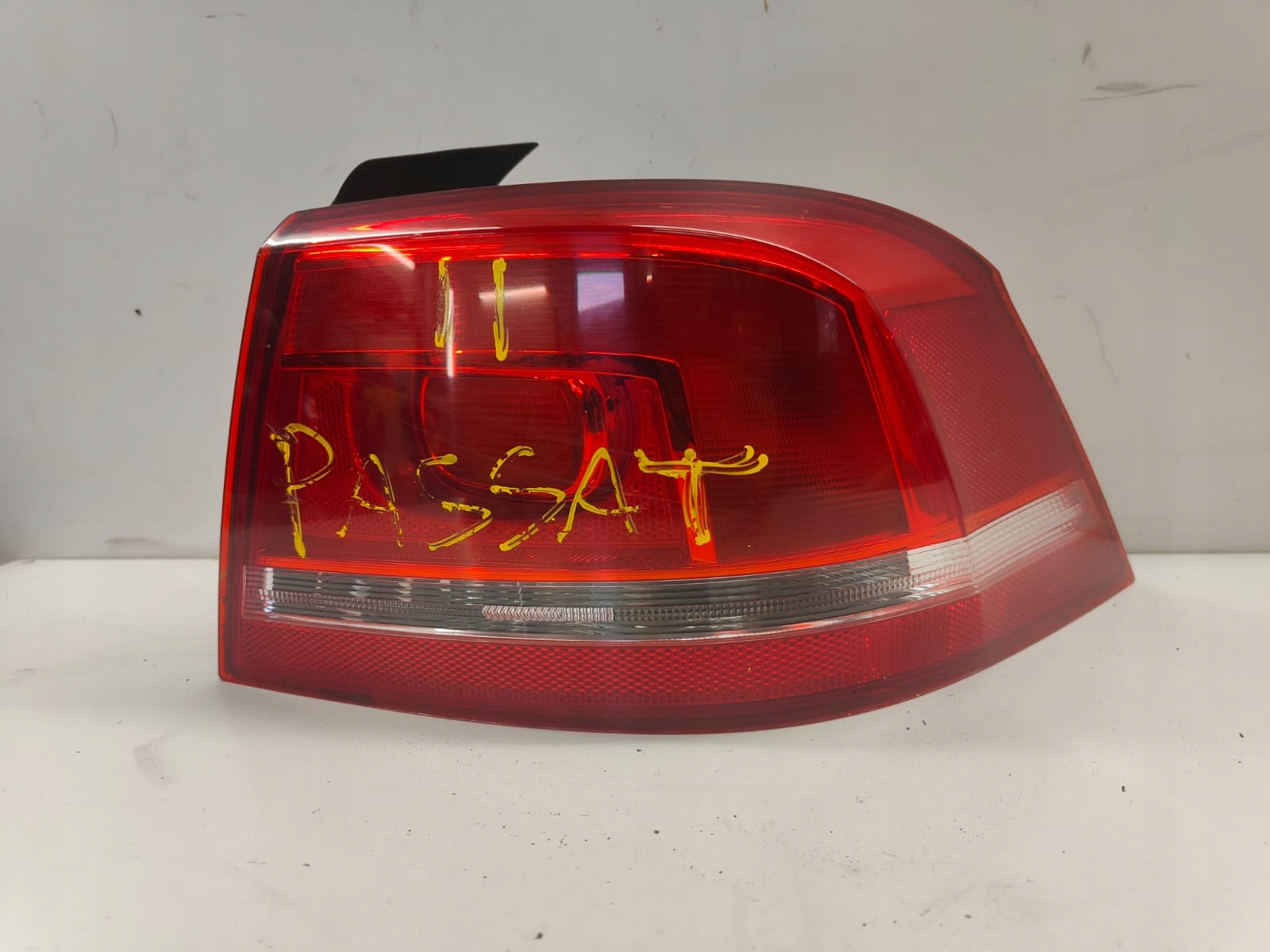 Volkswagen PASSAT  b7 3ae945096c PRAVÉ ZADNÉ SVETLO SEDAN