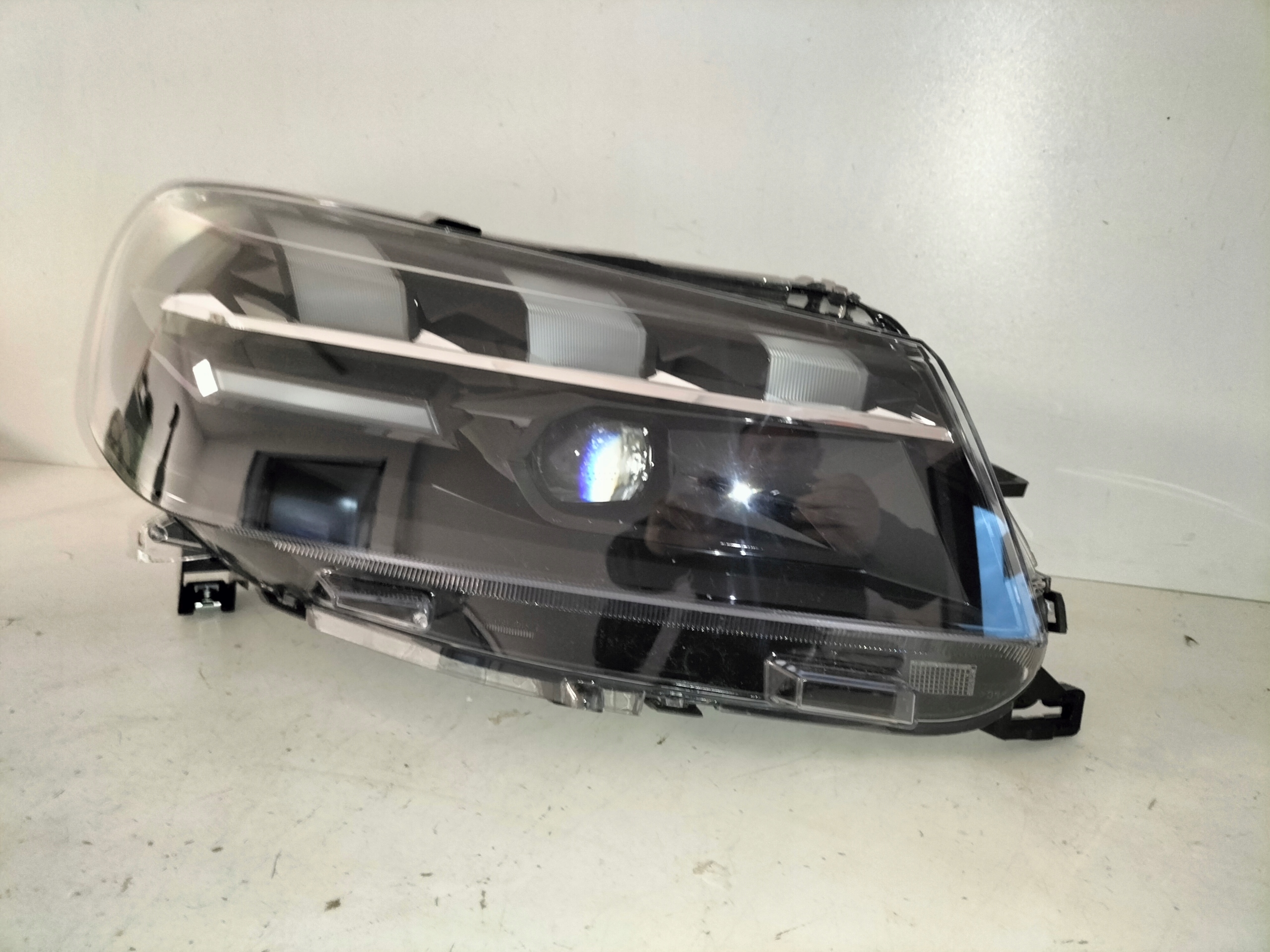 PRAVE PREDNE SVETLO PEUGEOT EXPERT IV TRAVELLER 24- FULL LED