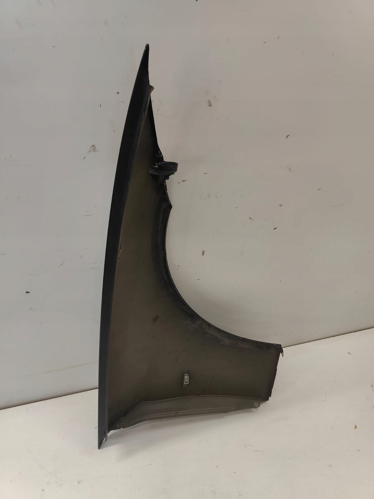 BMW e90 05-11 ĽAVÝ PREDNÝ BLATNÍK kol: black sapphire