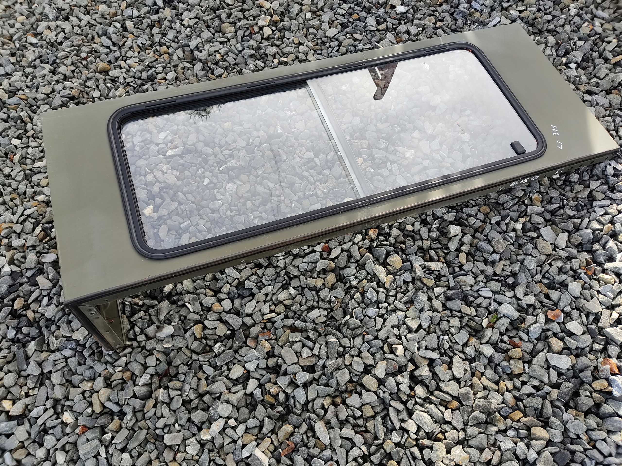 ĽAVÉ ZADNÉ SKLO RÁM DEFENDER 90 1999-2014