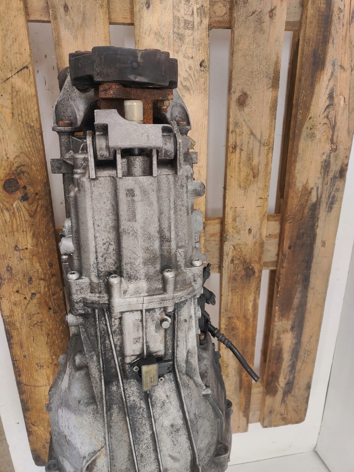 BMW 2.0 diesel oe 1089301077c PREVODOVKA POŠKODENÉ DRZIAK HORNÁ