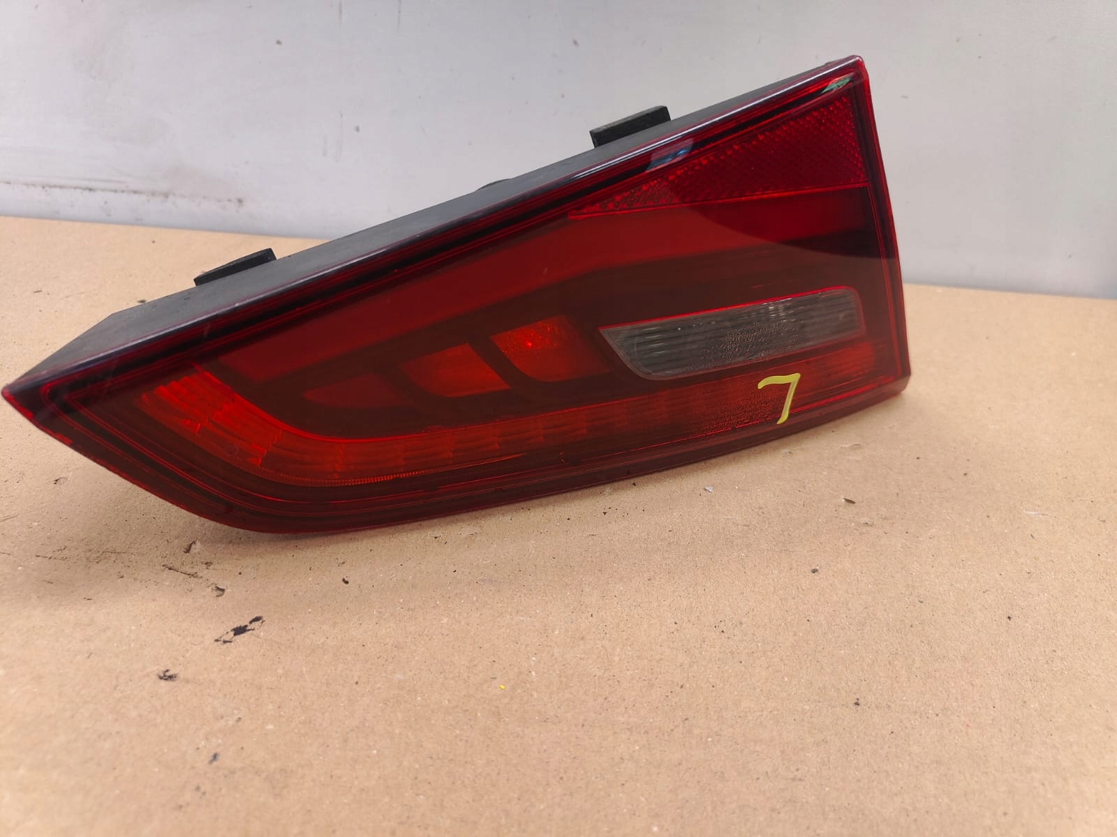 Audi a3 8v 8V4945093A LAVE ZADNE SVETLO LAVA V KAPOTE