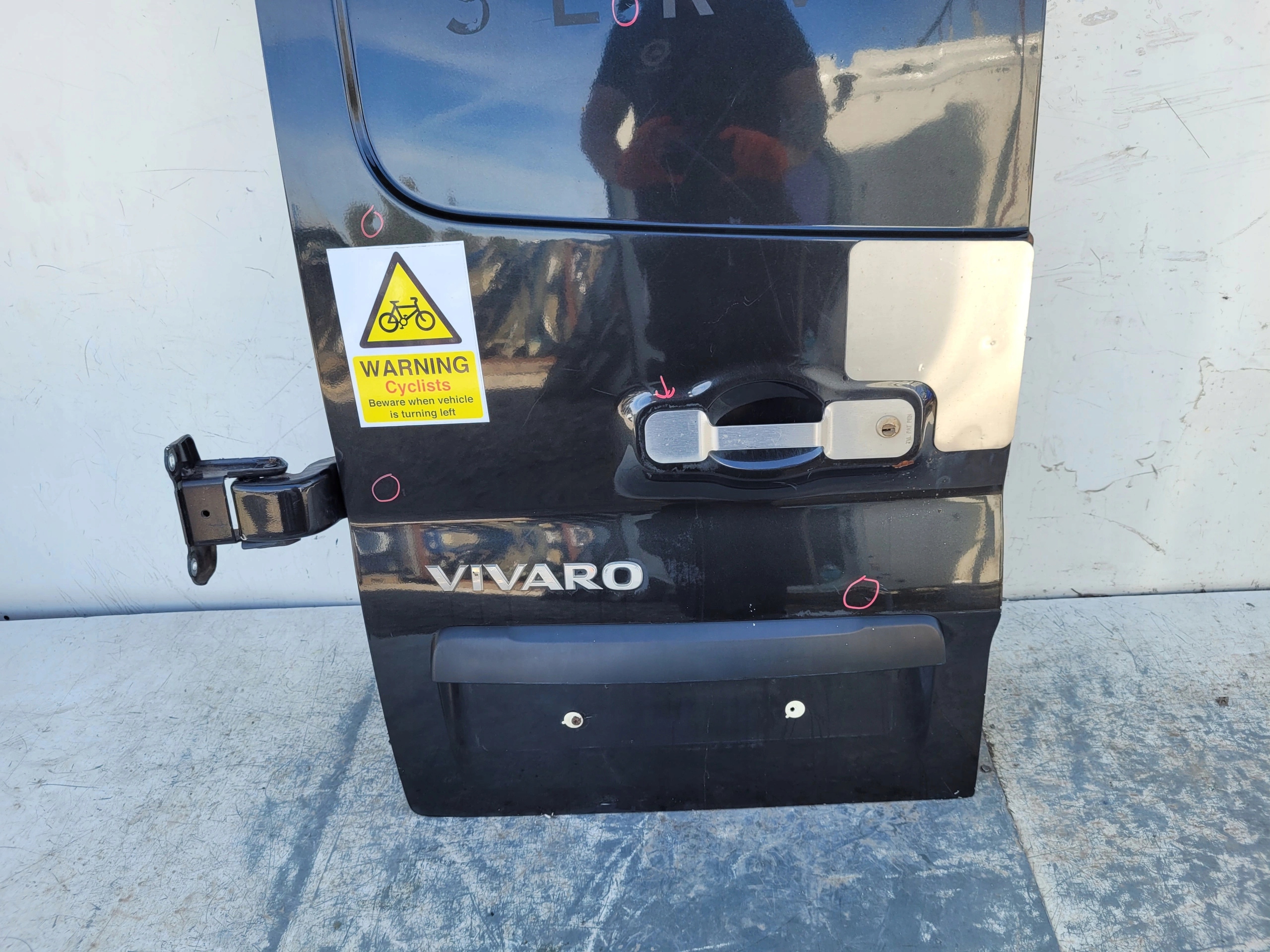 RENAULT TRAFIC III VIVARO LAVE ZADNE DVERE