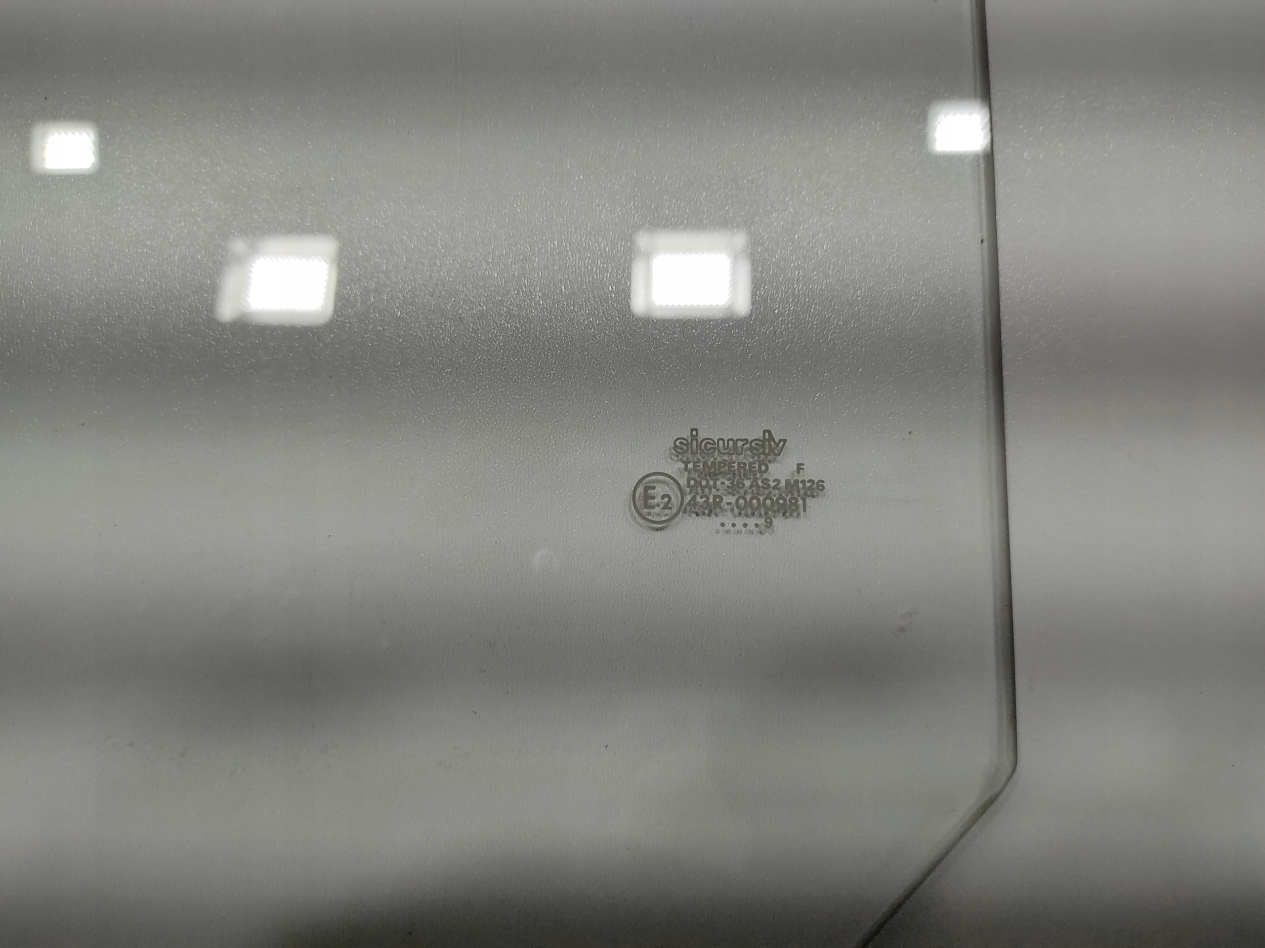 SKLO ĽAVÝCH ZADNÝCH DVERÍ LAND ROVER DEFENDER 1999-2016