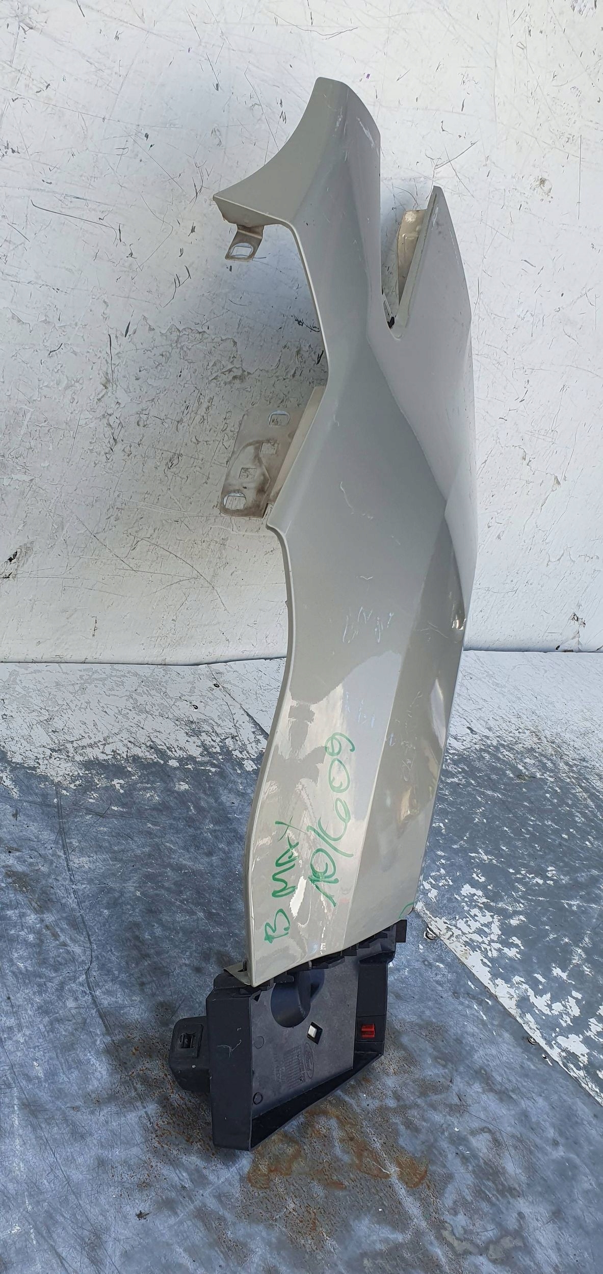 Ford B-MAX B MAX ĽAVÝ PREDNÝ BLATNÍK