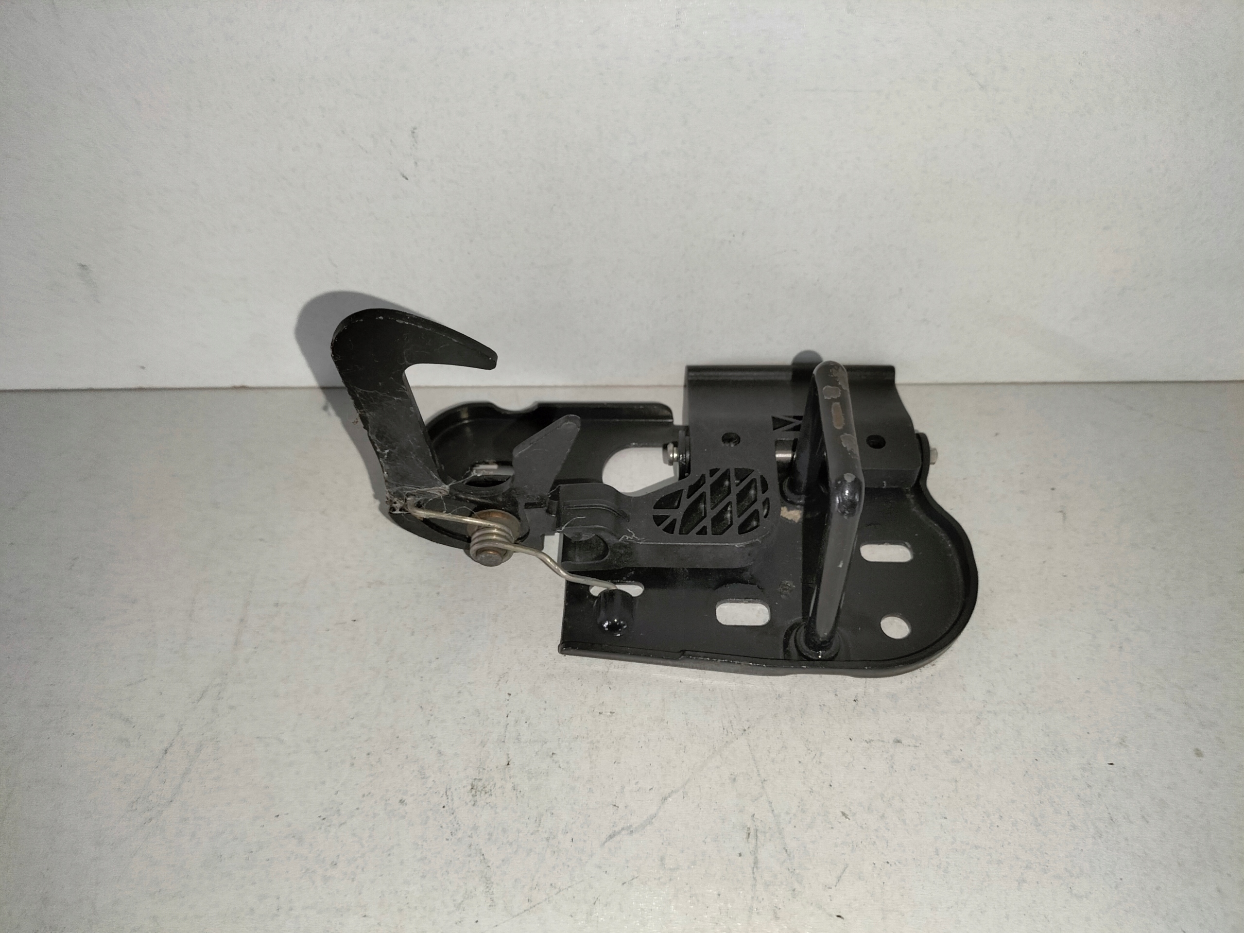 ZAMOK PREDNEJ KAPOTY VW PASSAT B6 3C0 05-10