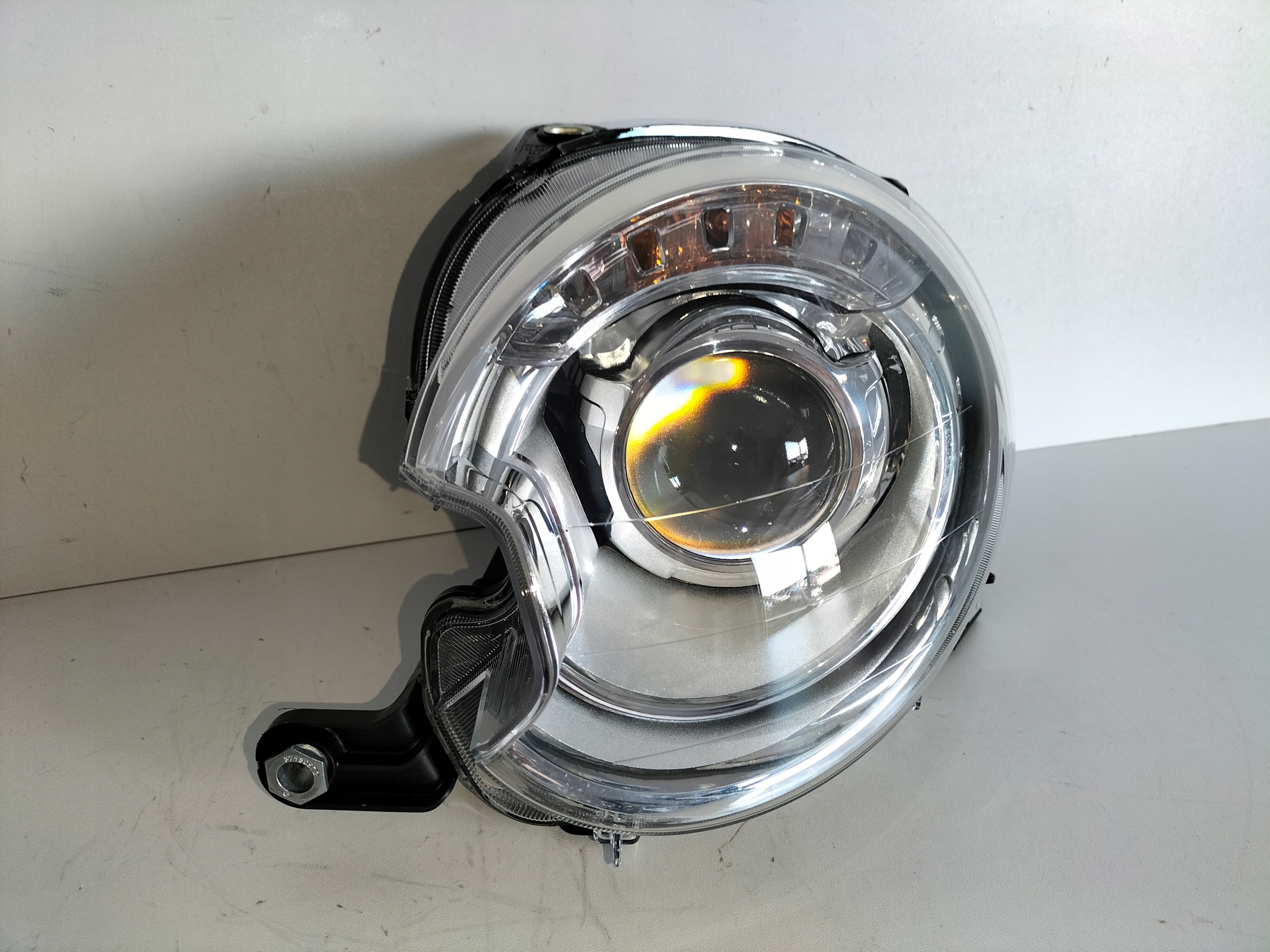 LAVE PREDNE SVETLO FIAT 500 07- XENON