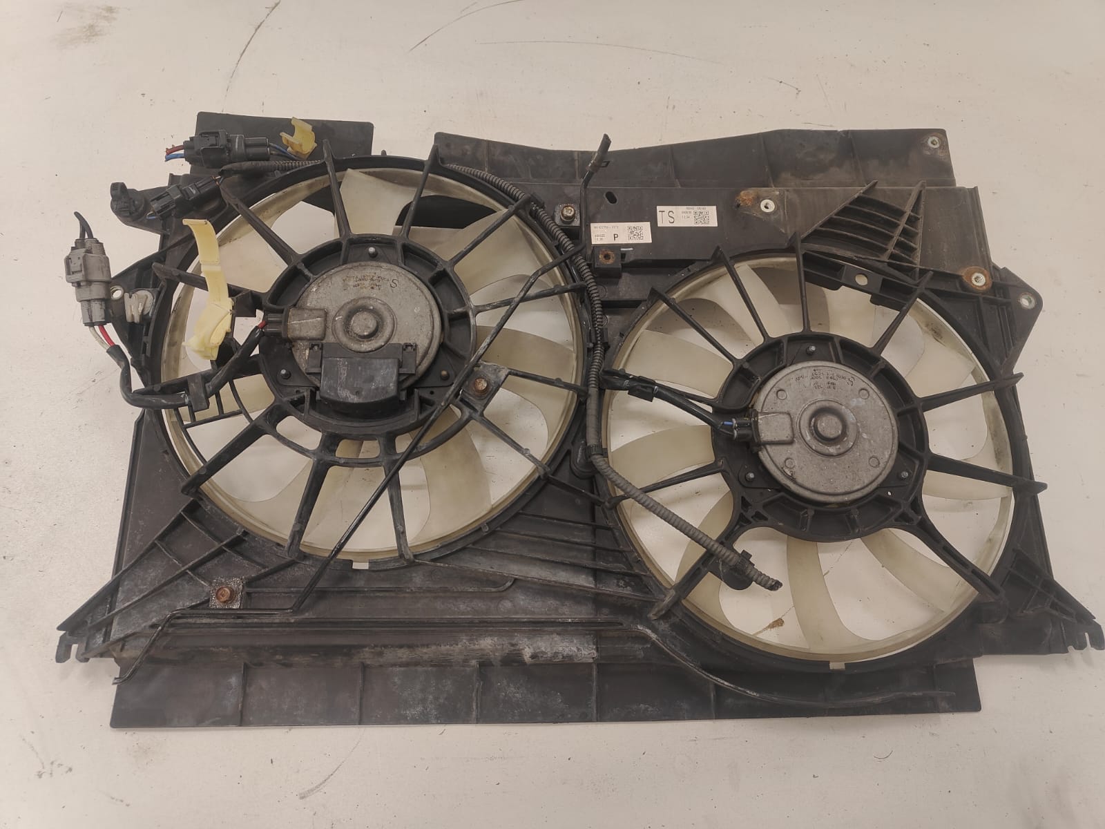 Toyota Avensis t27 2.0d oe MF422750 VENTILATOR CHLADICA VETRÁK