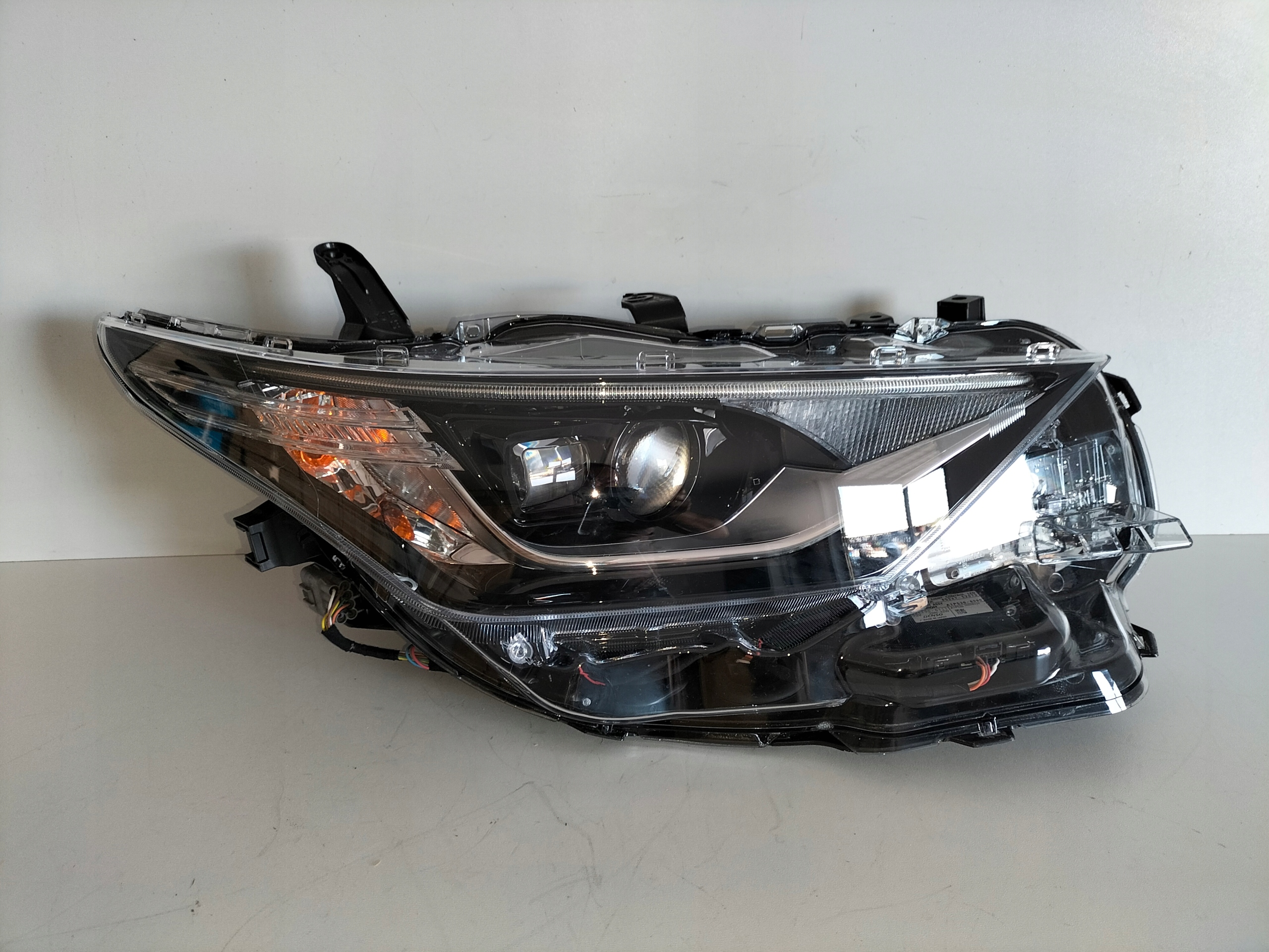 PRAVE PREDNE SVETLO TOYOTA AURIS II LIFT 15- FULL LED