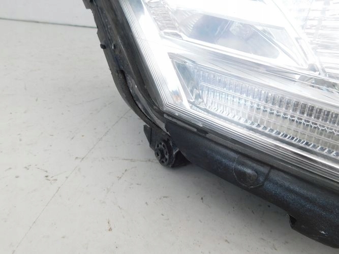 MERCEDES W221 S-KLASA XENON LIFT PRAVE PREDNE SVETLO